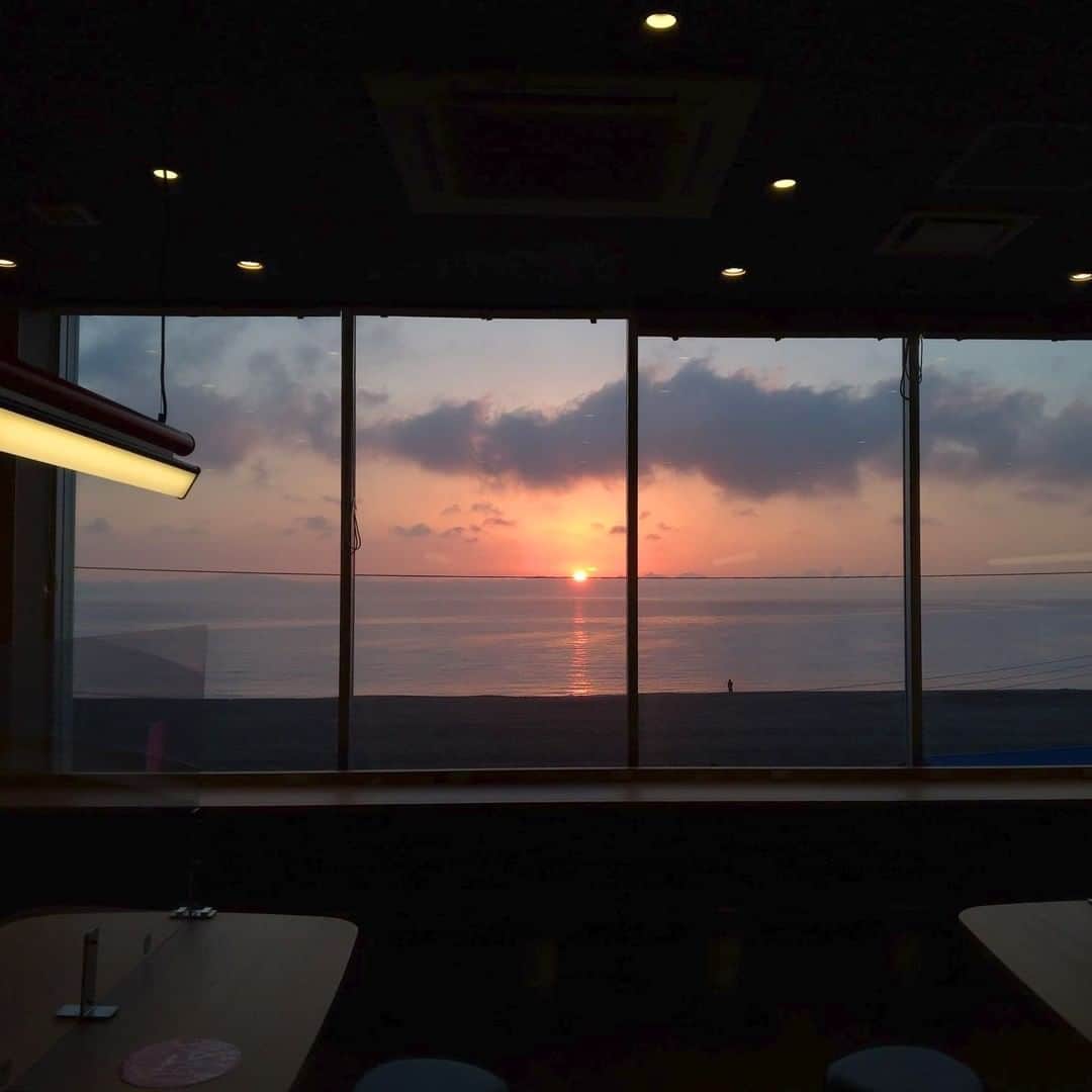 【公式】オーシャンリゾートホテル マホロバ・マインズ三浦さんのインスタグラム写真 - (【公式】オーシャンリゾートホテル マホロバ・マインズ三浦Instagram)「先日三浦海岸のマクドナルドで朝マックしたときの景色です。ちょうど朝日が昇る時間で、窓の外の美しい空と海の色を眺めながらゆっくりとコーヒーを飲みました。贅沢な朝のひととき😊  あ、そうそう、この間夜にマックへ行ったら「あれ～海が全然見えない💦」とがっかりしている方がいました。夜の海は街灯もほぼないので真っ暗なんですよね。三浦海岸のマックは朝～夕方がおすすめです！  #朝日 #太陽 #日の出 #東京湾 #マクドナルド #冬空 #サンライズ #朝陽 #gotoトラベル #マクド #朝日が好きな人と繋がりたい #朝マック #田舎の風景 #コーヒー #sunrise #スローライフ #テレワーク #移住 #田舎暮らし #igで繋がる空 #二拠点生活 #移住生活 #移住計画 #三浦 #マホロバ #三浦半島 #maholovaminds #マホロバマインズ #三浦海岸 #マホロバマインズ三浦」12月5日 21時00分 - maholova_minds_miura