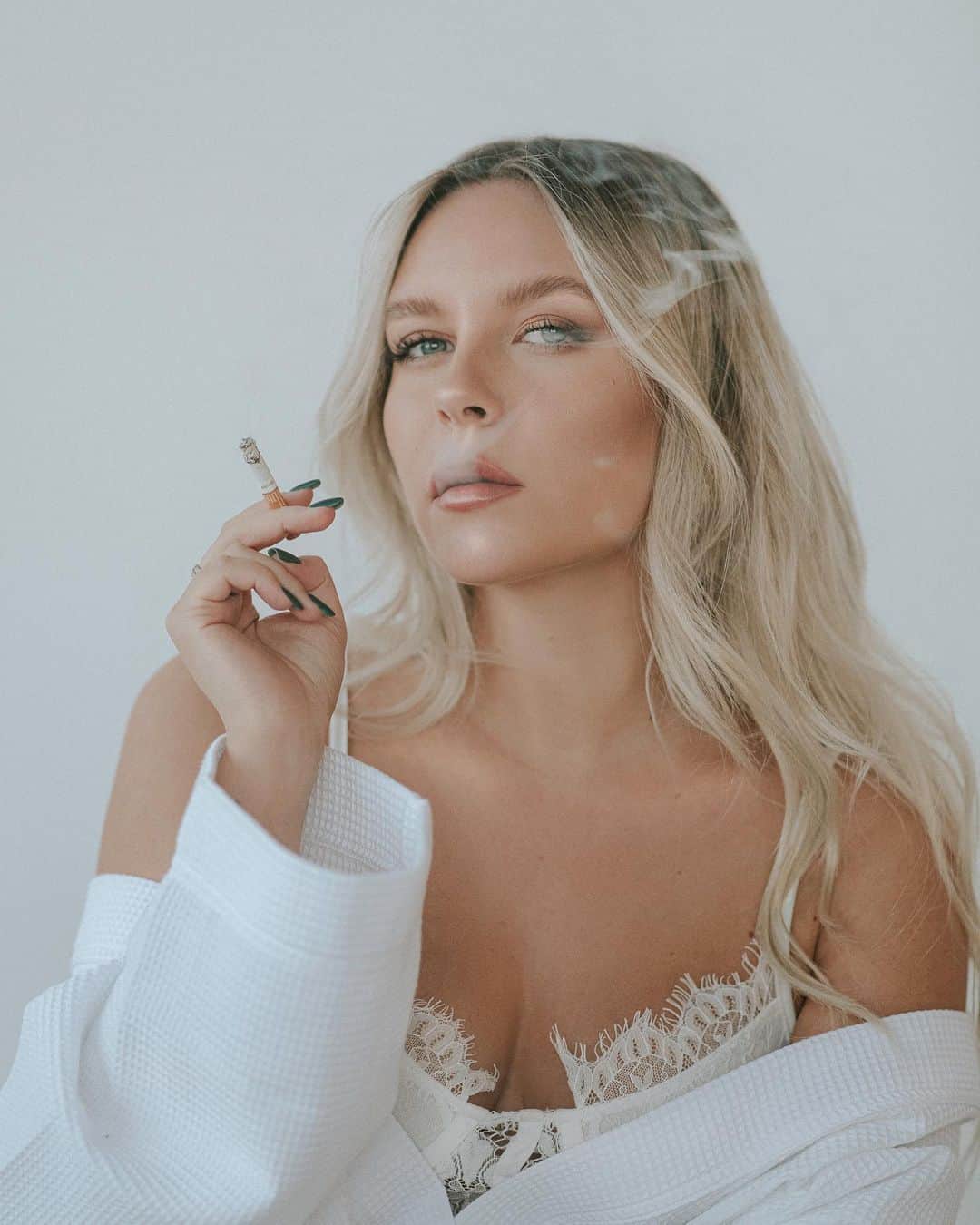 のインスタグラム：「𝐉𝐈𝐍𝐆𝐋𝐄 𝐁𝐄𝐄 🎅🏼✨ - 𝐓𝐀𝐆 𝟓 ( Keine Sorge, die Zigarette war nur für‘s Bild - ich bin Nichtraucher 🤓 )   a n z e i g e  Heute könnt ihr 2x Boxspringbetten von @di_lara_betten im Wert von über 1900€ gewinnen, die ihr auch noch selbst gestalten könnt! 😍  𝗜𝗵𝗿 𝘄𝗼𝗹𝗹𝘁 𝗲𝗶𝗻 𝗕𝗼𝘅𝘀𝗽𝗿𝗶𝗻𝗴𝗯𝗲𝘁𝘁 𝗶𝗺 𝗪𝗲𝗿𝘁 𝘃𝗼𝗻 ü𝗯𝗲𝗿 𝟭𝟵𝟬𝟬€ 𝗴𝗲𝘄𝗶𝗻𝗻𝗲𝗻 ? 𝗗𝗮𝘀 𝗺ü𝘀𝘀𝘁 𝗜𝗵𝗿 𝘁𝘂𝗻 :   1.FOLGE MIR  2.LIKE DIESEN BEITRAG 3.KOMMENTIERE DIESEN BEITRAG MIT EINEM EMOJI (ihr könnt auch mehrfach kommentieren 🤓)  Morgen werden die Gewinner unter meinem nächsten Post bei 𝐓𝐀𝐆 𝟔 bekannt gegeben - ihr habt 24h Zeit, ALSO BEEILT EUCH 😍 Ganz viel Glück! 🖤  Teilnahmebedingungen: www.keinhype.de/teilnahmebedingungen-dagi  ————————————————————————————————— Beim gestrigen JINGLE BEE - 𝐓𝐀𝐆 𝟒 konntet Ihr zusammen mit @dogsmopolitan 3 Hundebetten & 5x eine Jahresflat an Futter gewinnen.  HIER die 5 Gewinner : 𝗛𝘂𝗻𝗱𝗲𝗯𝗲𝘁𝘁𝗰𝗵𝗲𝗻 : @miene.mlr @luckyjackvonnixstein @janacas_ 𝗝𝗮𝗵𝗿𝗲𝘀𝗳𝗹𝗮𝘁 𝗮𝗻 𝗙𝘂𝘁𝘁𝗲𝗿 :  @golden.fantastic_freddy_ @franziska.meiners 𝟱 𝗪𝗲𝗶𝗵𝗻𝗮𝗰𝗵𝘁𝘀𝗯𝗼𝘅𝗲𝗻 𝗳ü𝗿 𝗲𝘂𝗿𝗲𝗻 𝗩𝗶𝗲𝗿𝗯𝗲𝗶𝗻𝗲𝗿 :  @sophiii_f  @___antoni_  @caromvka  @jcexxy @alinawlsr  HERZLICHEN GLÜCKWUNSCH 🖤」