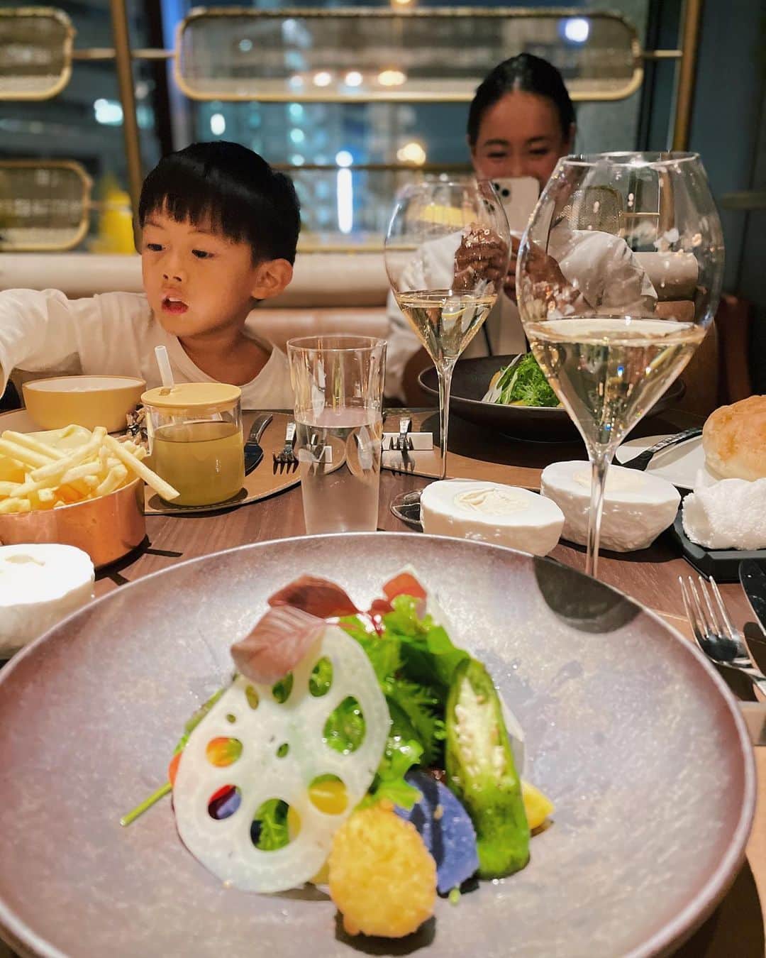 原田沙奈子さんのインスタグラム写真 - (原田沙奈子Instagram)「初めてのステイケーションはいつも笑いを届けてくれる @mami_ishioka ファミリーと🕊 新宿にできたばかりの @kimptonshinjukutokyo へ◯  まずはホテル一階のラウンジでカッコいい音楽聴きながらアペロを愉しむ…という、とんでもなく日常からかけ離れた優雅な体験をし。  二階のレストランへ向かうと、 キラキラのツリーが目の前に現れ、 また一気に夢心地に。  子供にもとっても優しくてスタッフさんのファンになっちゃう。  なんて心地良い空間なんだろーと、改めてホテルの良さを再確認。 （昔、ホテルに勤めてた頃を思い出す）  昼と夜の雰囲気がまた違くて、それもまた良いなぁ☺️  #アマネとなっちゃん」12月5日 21時01分 - sanakoharada