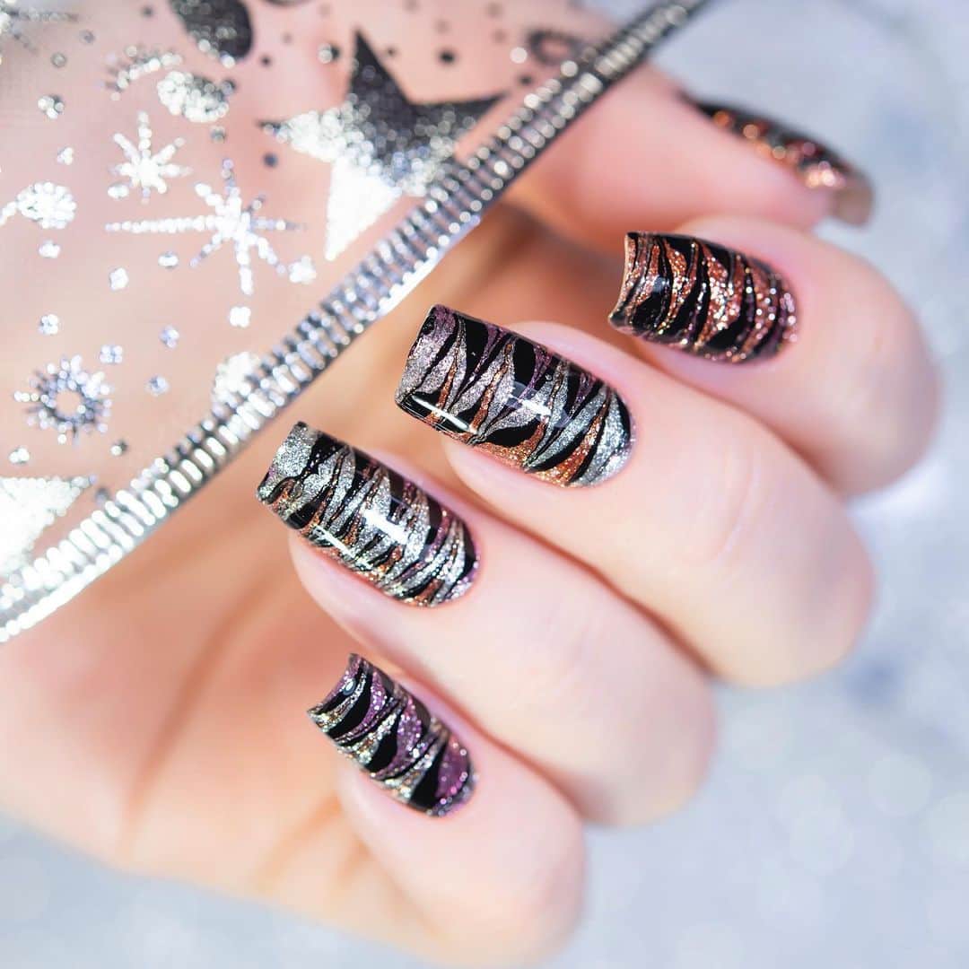 Sveta Sandersのインスタグラム：「#DryMarble nails using #HoloTaco One-coat Black, Gift Receipt, Cheap Champagne, Fake Date by @holotaco I did such nail design so many times but I do it again and again 🙈 just I love dry marble) and what about you? Do you like it?  Дизайн с использованием лаков от @holotaco (названия выше написала). Я так много раз делала уже этот дизайн, но каждый раз снова хочется повторить🤷🏻‍♀️ ну люблю я драймарблы))) а вы? Нравится вам такой вид нейл арта?」