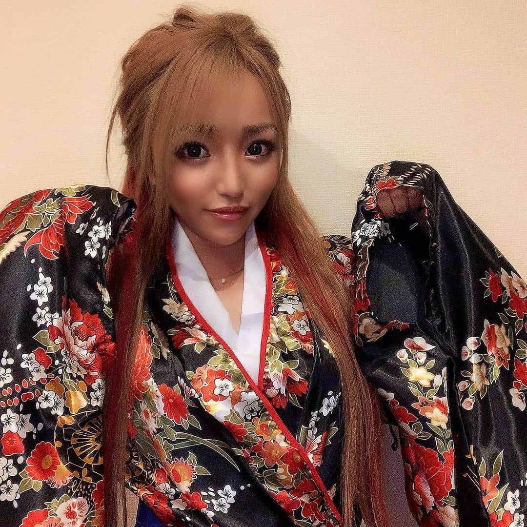 MII MAMAのインスタグラム：「. . . いつも生配信( #イチナナ )に遊びに来てくれてる 皆様‼️ ありがとうございます😆💓 . イチナナ認証ライバーになって2ヶ月♥️ 右も左も分からず始めたけど、 今日まで沢山の方に出会って支えていただき いつも感謝しております🙏🏽 ありがとうございます🙇🏽‍♀️🙇🏽‍♀️🙇🏽‍♀️💓 . 毎日楽しくて大爆笑させてくれて ありがとうございます🤣🙏🏽✨ . 今月は今年最後ということで、 色々なプライズを考えております☺️💓 . イチナナをまだ登録されてない方は 是非、登録していただき、 遊びに来ていただけたら嬉しいです♥️ . YouTube、Twitter、TikTok、Instagram 色んなSNSから私を見つけてくれて フォローしてくださってる方と いつもよりもっともっと近くでお話出来る イチナナでお話出来たら嬉しいです☺️💓 . 🔎【miimama🍺🍋】で検索してね♥️ ------------------------------------------ 🔎White Style mi mama 良かったらチャンネル登録お願いします🙇🏽‍♀️ #YouTube#ユーチューバー#主婦ユーチューバー#MIIMAMA##チャンネル登録お願いします#2児ママ#年子ママ#ホワイトインテリア#モノトーンインテリア#シンプルな暮らし#収納#ホワイト収納#イチナナ#イチナナライバー#専属ライバー#主婦ライバー」