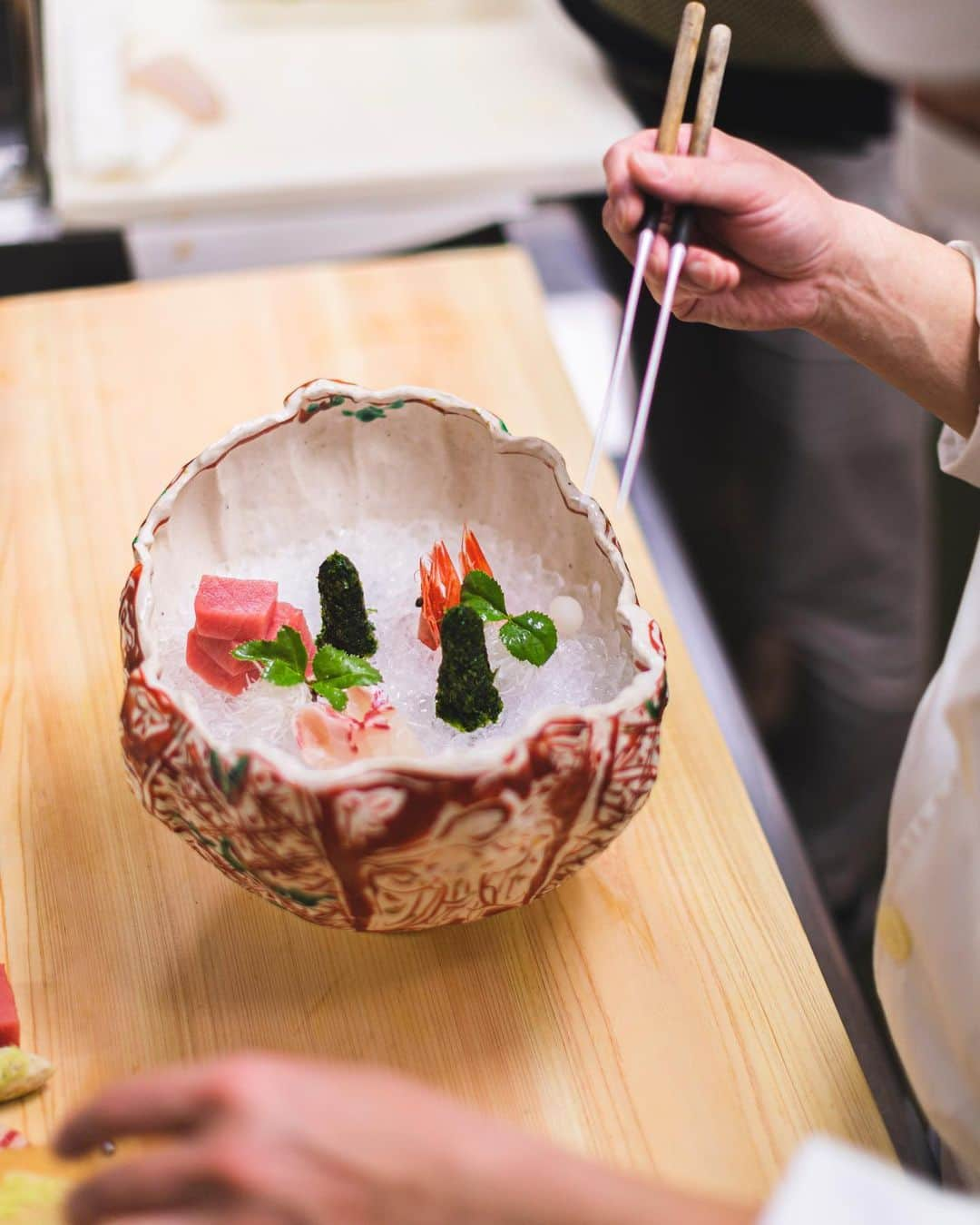 Park Hyatt Tokyo / パーク ハイアット東京さんのインスタグラム写真 - (Park Hyatt Tokyo / パーク ハイアット東京Instagram)「Experience new heights of sashimi on our 40th floor, part of our hotel’s exquisite contemporary Japanese restaurant at Kozue.  美しく繊細なプレゼンテーションは、日本料理ならではの醍醐味。  Share your own images with us by tagging @parkhyatttokyo  ————————————————————— #parkhyatttokyo#luxuryispersonal #kozue #japanesecuisine #japaneserestaurant  #パークハイアット東京 #梢 #日本料理 #吉田展大」12月5日 21時03分 - parkhyatttokyo