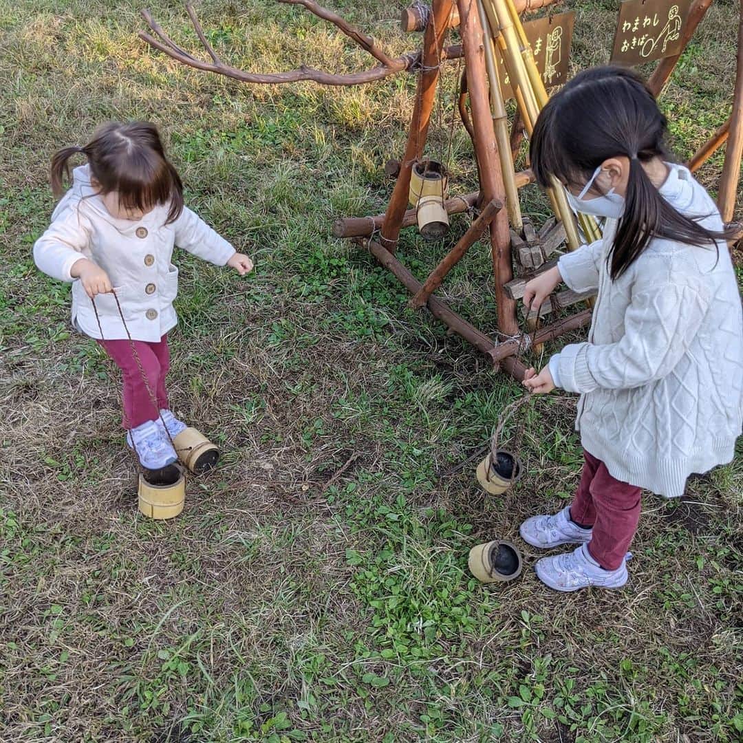 Kuboi Ayumiさんのインスタグラム写真 - (Kuboi AyumiInstagram)「先日、三鷹市にある星と森と絵本の家へ。﻿ ﻿ 国立天文台の協力のもと、三鷹市が設置・運営する展示施設なんです。﻿ ﻿ 大正時代の建物の中には、絵本を楽しんだりできるスペースもあるのですが﻿ 娘たちが大興奮だったのは、広いお庭。﻿ ﻿ お庭では、竹馬ができたり、ハンモックがあったり。﻿ 子どもたちの好奇心をくすぐってくれるものもたくさんあったので﻿ 家族で楽しめるスポットでした。﻿ ﻿ *食事の時や撮影時のみマスクを外しています。﻿﻿﻿ ﻿ ﻿ #星と森と絵本の家 #子育て　#国立天文台  #何気ない瞬間を残したい#コドモノ #カメラ好きな人と繋がりたい﻿ #多摩の魅力発信プロジェクト #たま発 #tamahatsu #PR #ハンモック #リンクコーデ #姉妹リンク」12月5日 21時03分 - himekagami