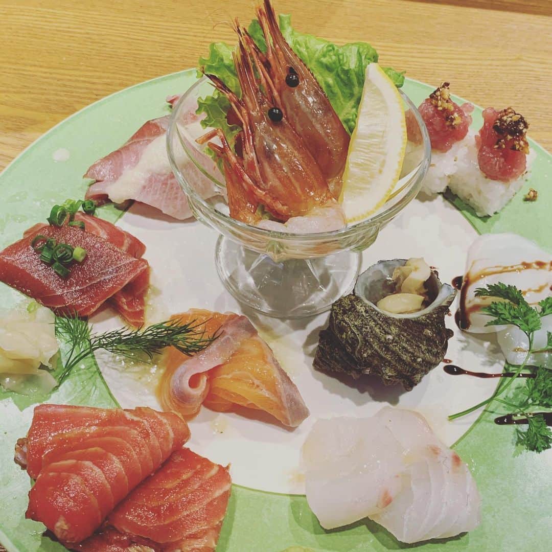 魚金さんのインスタグラム写真 - (魚金Instagram)「横浜鶴屋町で クラフトビールとカルパッチョ お楽しみください🍻  クラフトビール何を飲むか悩んだら テイスティングセット おすすめです  日曜にお昼からビールいかがですか？🍺  CIAL横浜ANNEX マグロバンクウオキン  #クラフトビール#カルパッチョ#横浜グルメ #横浜クラフトビール #魚金 #マグロ好き #横浜観光 #cial横浜グルメ #横浜早飲み #横浜昼飲み #横浜ランチ#クラフトビール飲み比べ」12月5日 21時03分 - uokin_koho