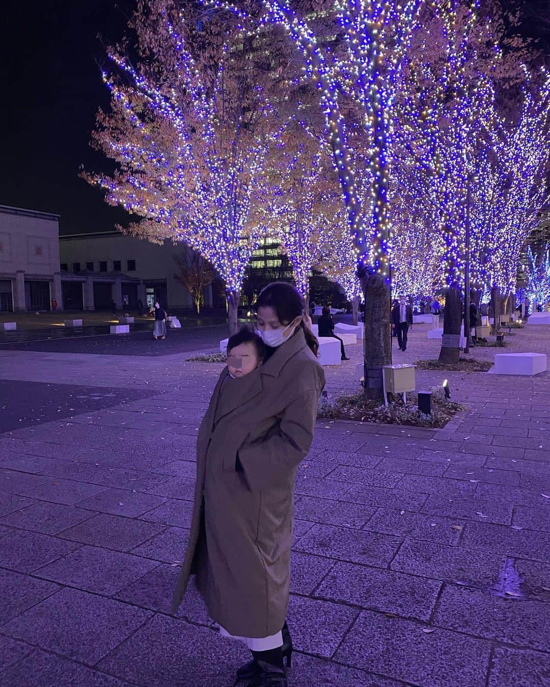 立澤香奈さんのインスタグラム写真 - (立澤香奈Instagram)「ちょっとまえの🌲 CLANEのコートあったかくて軽くて なにより子供ごとガバッと着られて 最高すぎ🤤💕 先行予約の争奪戦 頑張った甲斐あった💪🤭（笑）」12月5日 21時05分 - kana_tatsuzawa
