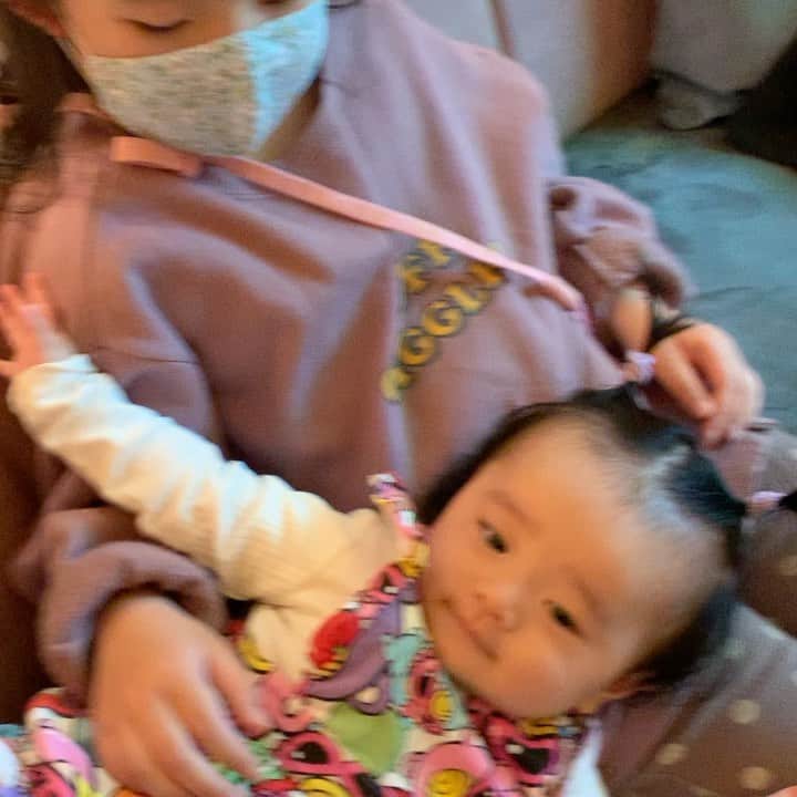 漆川由佳のインスタグラム：「しんぺーさん、さやさん、なーちゃん、さっちゃん、そうちゃんにやっと会えて嬉しかったなぁ💗💗💗 なーちゃんとイルマのイチャイチャ動画たまらんっ😍💕 恥ずかしがってるそうちゃんもかわいかったなぁー💖 プレゼントありがとうございました😭🙏🏻✨」