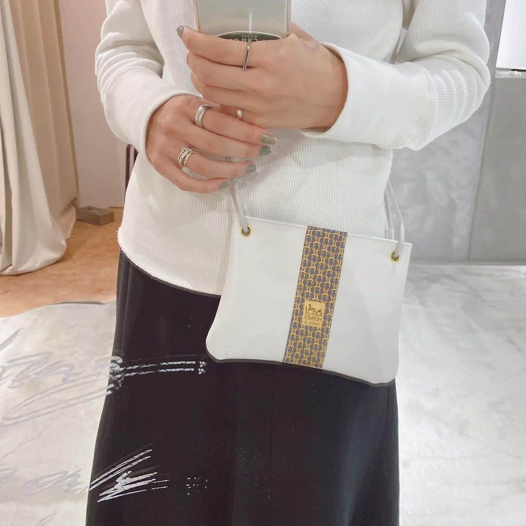 松田 美奈子のインスタグラム：「これにした♡👜 携帯とカードケースとリップinして軽快にお出かけしたい💕 今年のご褒美に皆様もぜひ💕 . @merci__jp で開催中です♡ VINTAGEをリメイクしたバッグやアクセが並んでいます🌿」
