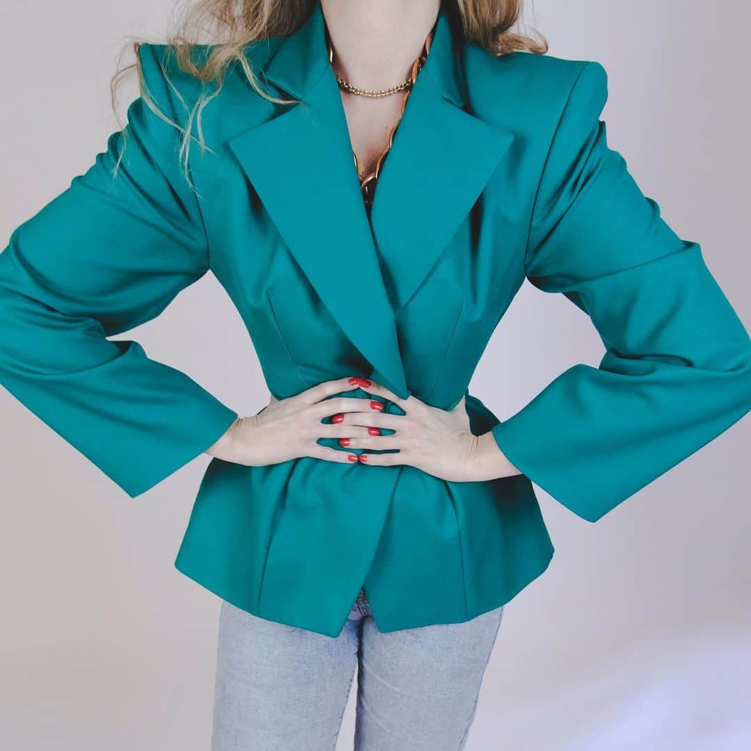 サラバターリアのインスタグラム：「...EMERALD DOUBLE-BREASTED JACKET sarabattaglia.com」