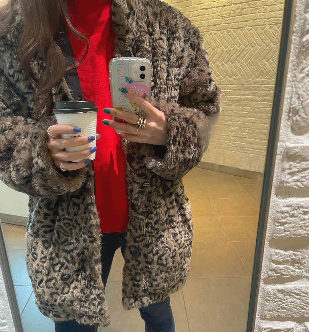 早川真生のインスタグラム：「さむい🥶❄️﻿ 仕事にバック持っていってないからポケットがぱんぱん﻿ ﻿ ﻿ ﻿ ﻿ ﻿ ﻿ ﻿ ﻿ ﻿ #instafashion #fashion #ootd #outfitofttheday #ootn #outfitofthenight #ootw #outfitoftheweek #outfit #outfitlove #instaoutfit #outfitinspiration #fashionphotograpy #ootdfashion #style #fashionstyle #fashionblogger #fashiongram #fashionpost #outfitpost #coordinate #fashiondaily #stylegram #fashionista #code #fashionable #lookbook #trending #todaysoutfit」