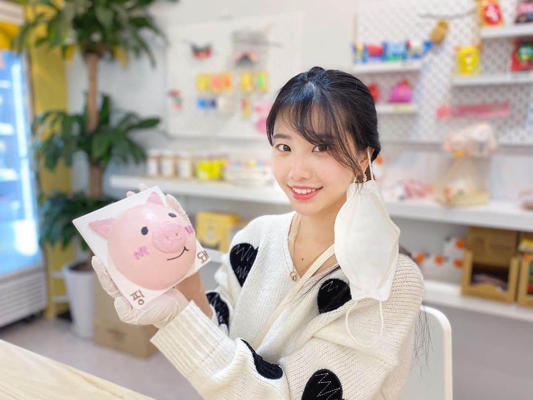 suna（ソナ）のインスタグラム：「오늘 영상촬영이 생각보다 늦게 끝날 것 같아서 내일 저녁 9시에서 10시 사이에 asmr생방송을 할 거예요! 모두모두 내일 봐요!! 케이크는 얼마 전에 만든 핑돼케이크!」