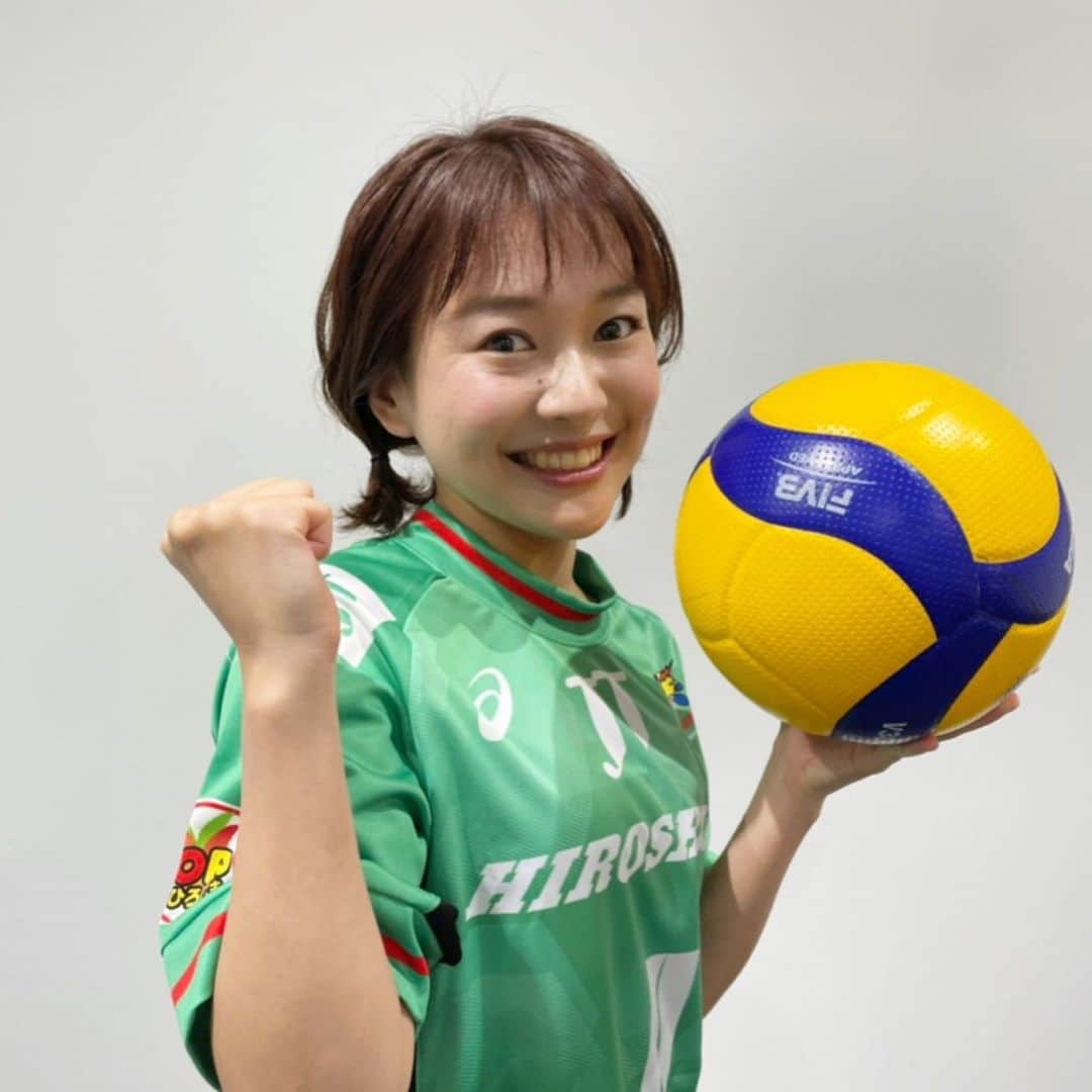 有田優理香のインスタグラム：「きのうの「キニナル」ＪＴサンダーズ広島小野寺選手特集ご覧いただきありがとうございました！スタジオではJT広島のユニフォーム姿でレシーブも💪 本番直前まで澤村アナが練習に付き合ってくれました！もっと練習します…腕痛い…😇  さて、きょうの試合はフルセットの末、悔しい結果。あすは地元で勝利が見たいです！試合は広島テレビで生中継しますよ〜🏐 私も取材で会場に行きます！久しぶりのバレー観戦楽しみです✨  #jtサンダーズ #vリーグ #広島テレビ　#キニナル　#ツインテが似合う29歳」