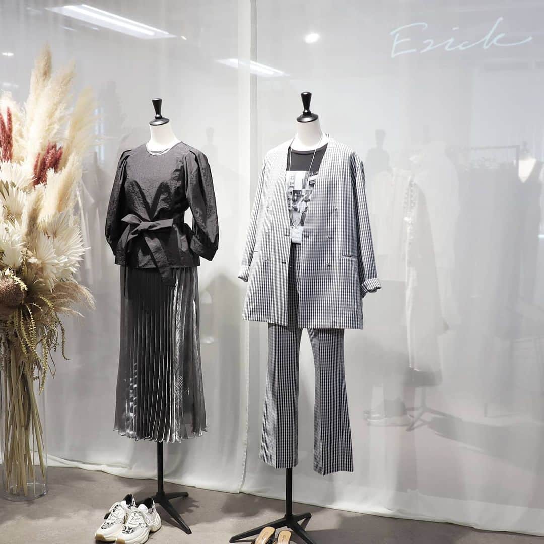 Eri Satoのインスタグラム：「【Ezick Spring Exhibition】 · 今年デビューした Ezick( @ezick.official )の展示会へ @haruru0724 と💛 · モノトーンを貴重としたモードベーシックなブランドなんですが、今回は春らしく差し色としてピンクが所々に😍 · 来春からは娘も幼稚園に入って自分の時間も増えるし、そしたらこんなの着て出掛けたり仕事したいな～って思える服がたくさん💛 しかも見た目よりも結構お手頃😊 · 私は1番最後の黒ワンピをオーダーしてきました。丈もしっかり長めで、しかも黒のリブパンツ付きでお得✨ 届いたらピンクの靴と合わせようかな！ 楽しみです😋🌸 · #ezick#エジック#ezicksnap#エジックスナップ#エジ子#春物#春服#展示会#春コーデ#カジュアル#モード」