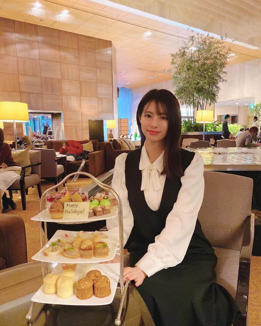 橘沙奈さんのインスタグラム写真 - (橘沙奈Instagram)「* 今日もアフタヌーンティー🍰✨ 広々してて落ち着く空間だった☺️ * onepiece👗 @respec.granyamaki  * * * * * * * * * * * * * * * * #シェラトン都ホテル東京 #アフタヌーンティー #スイーツ巡り #afternoontea #sweets #🍰 #☕️」12月5日 21時28分 - an.an.0706