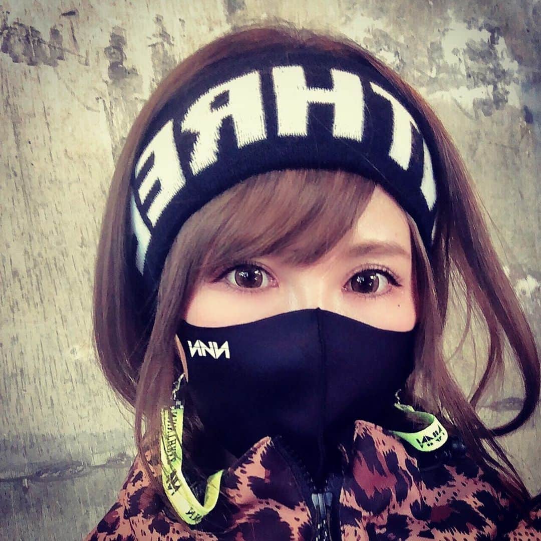 MOTOMIのインスタグラム：「@無加工  アプリの力を借りず 撮ってみた(;Д;)ｷﾞｬｰ！  マスクあるから 出来ることだよね😂  最近NNNの ヘアバンドとマスクの お問い合わせがとても多いので SNOWHOLICで 3400円以下のお買い物は国内配送 対応出来るようにしました😊  小物だけ欲しいけど 送料の方が高くなっちゃう😣💦 と諦めてた方✨ 買いやすくなったのです💜  ビーニー➕マスクとか ヘアバンド➕ストラップとか 3400円以内の組み合わせ探してみてね😘  ONLINE SHOPは @mo10min もしくは @snowholic_official の プロフィール一番下の リンクからとべます💜  #メイクの力は借りた #真顔こわいよね #緊張した結果こうなった #みのりちゃん見習おう🥺 #次は笑顔頑張る」