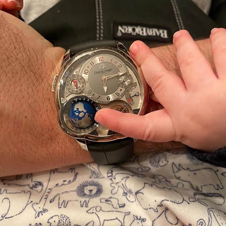 WATCHMANIAさんのインスタグラム写真 - (WATCHMANIAInstagram)「Start ‘em young. @greubel.forsey GMT is still one of my favorites  from the brand and the most iconic model so far.  Thank you @osmangeylan for the picture.  #greubelforsey #greubelforseygmt #watchmania」12月5日 21時28分 - watchmania