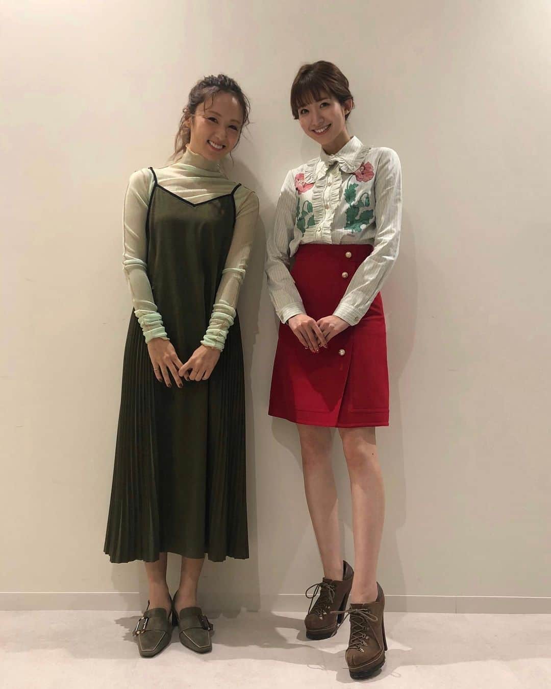 杉枝真結のインスタグラム：「☺︎ 今夜オンエアの #ピーチCAFE 🍑 - 12月の店長代理は #DreamAmi さんです👭💛💛💛 - 当時、メンバーの中でも、特に、バラエティ番組に一緒に出させていただく機会が多かったAmiさん。 歌やダンスのパフォーマンスだけでなく、トークも本当に尊敬している先輩でした🎙 - そして、グループを卒業した今でも、またこうして番組でご一緒させていただく機会に恵まれ、本当に感謝の気持ちでいっぱいです！ - 現場では…すごく嬉しい気持ちと、直属の先輩だからこその良い緊張も感じたり🙈🍀(笑) Amiさんの可愛いらしいお人柄もあり、温かい気持ちに包まれた収録でした🥰 - 今月のオンエアも、皆さんに楽しんでいただけますように🔥✨ ぜひ観て下さいねーーーーーっ👏 - 毎週土曜日 深夜1:58〜です🧡🧡🧡🧡🧡」
