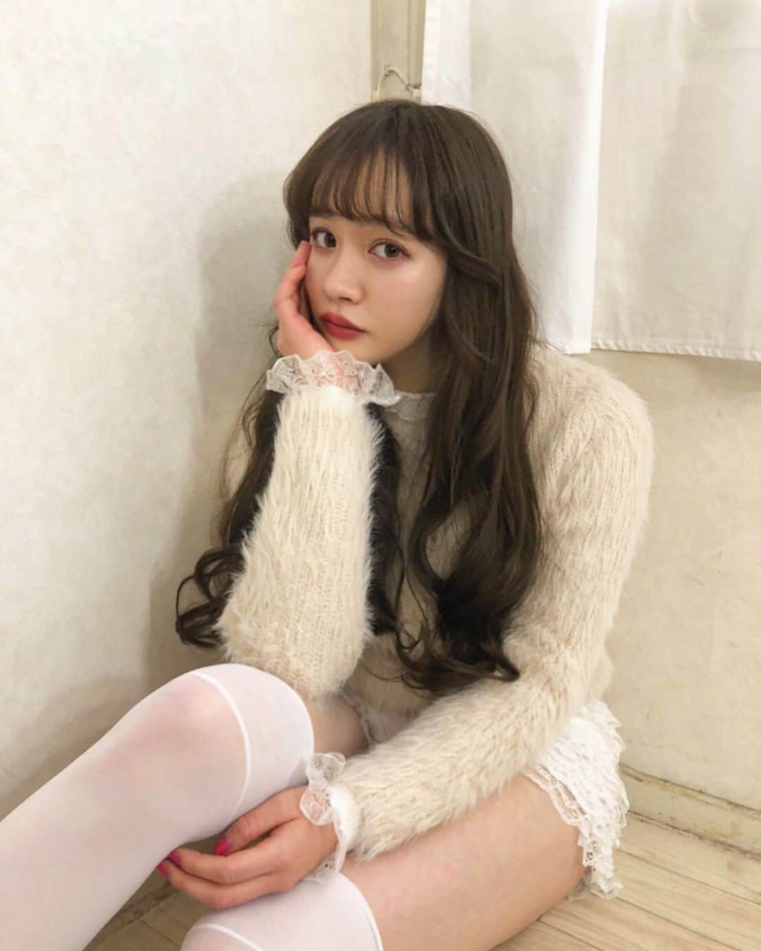 のインスタグラム：「・ ・ 🍒🍒🍒🍒🍒 ・ #ナタリア聖奈 #ljk #ヘアアレンジ #ヘアスタイル  #ベージュカラー #ニーハイ #フレンチガーリー #ニットカーディガン」