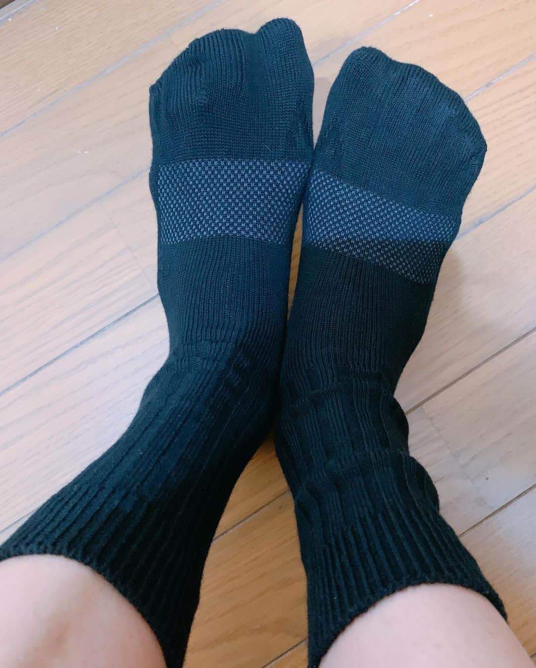 中里さや香さんのインスタグラム写真 - (中里さや香Instagram)「足をととのえるケアソクさん　@caresoku の靴下‼︎  ・ この靴下、履くだけで足トラブルを予防＋緩和してくれるんです😆  ・ カカト部分が凄く分厚くなっていて、クッションの役割をしてくれるから衝撃を和らげてくれるんです♪  後、足が凄く疲れにくいのでゴルフの時に、とても助かってます🥺❤️  ・ 中で5本指に分かれてるから指を全部使えてるって感じが凄く好き✨✨  ・ 靴下って毎日履くから続けられますよね☺️  ・ 毎日、立ち仕事してる方・スポーツされている方には勿論、足が痛くなったり疲れたりする方にオススメですー❤️❤️  ・ #ケアソク#ケアソクととのえる #ケアソクはじめます #caresoku#浮き指#巻き爪ケア#外反母趾予防#扁平足改善#足の疲れ解消#機能性ソックス#5本指ソックス #靴下#靴下女子#中里さや香 #socks #pr」12月5日 21時42分 - sayakashi1217