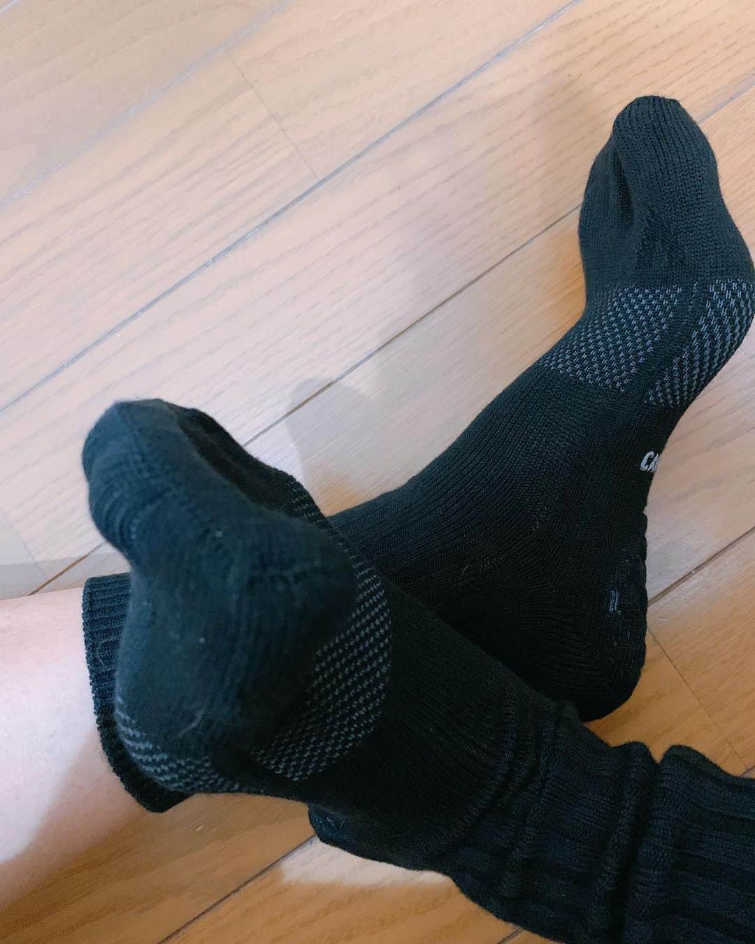 中里さや香さんのインスタグラム写真 - (中里さや香Instagram)「足をととのえるケアソクさん　@caresoku の靴下‼︎  ・ この靴下、履くだけで足トラブルを予防＋緩和してくれるんです😆  ・ カカト部分が凄く分厚くなっていて、クッションの役割をしてくれるから衝撃を和らげてくれるんです♪  後、足が凄く疲れにくいのでゴルフの時に、とても助かってます🥺❤️  ・ 中で5本指に分かれてるから指を全部使えてるって感じが凄く好き✨✨  ・ 靴下って毎日履くから続けられますよね☺️  ・ 毎日、立ち仕事してる方・スポーツされている方には勿論、足が痛くなったり疲れたりする方にオススメですー❤️❤️  ・ #ケアソク#ケアソクととのえる #ケアソクはじめます #caresoku#浮き指#巻き爪ケア#外反母趾予防#扁平足改善#足の疲れ解消#機能性ソックス#5本指ソックス #靴下#靴下女子#中里さや香 #socks #pr」12月5日 21時42分 - sayakashi1217