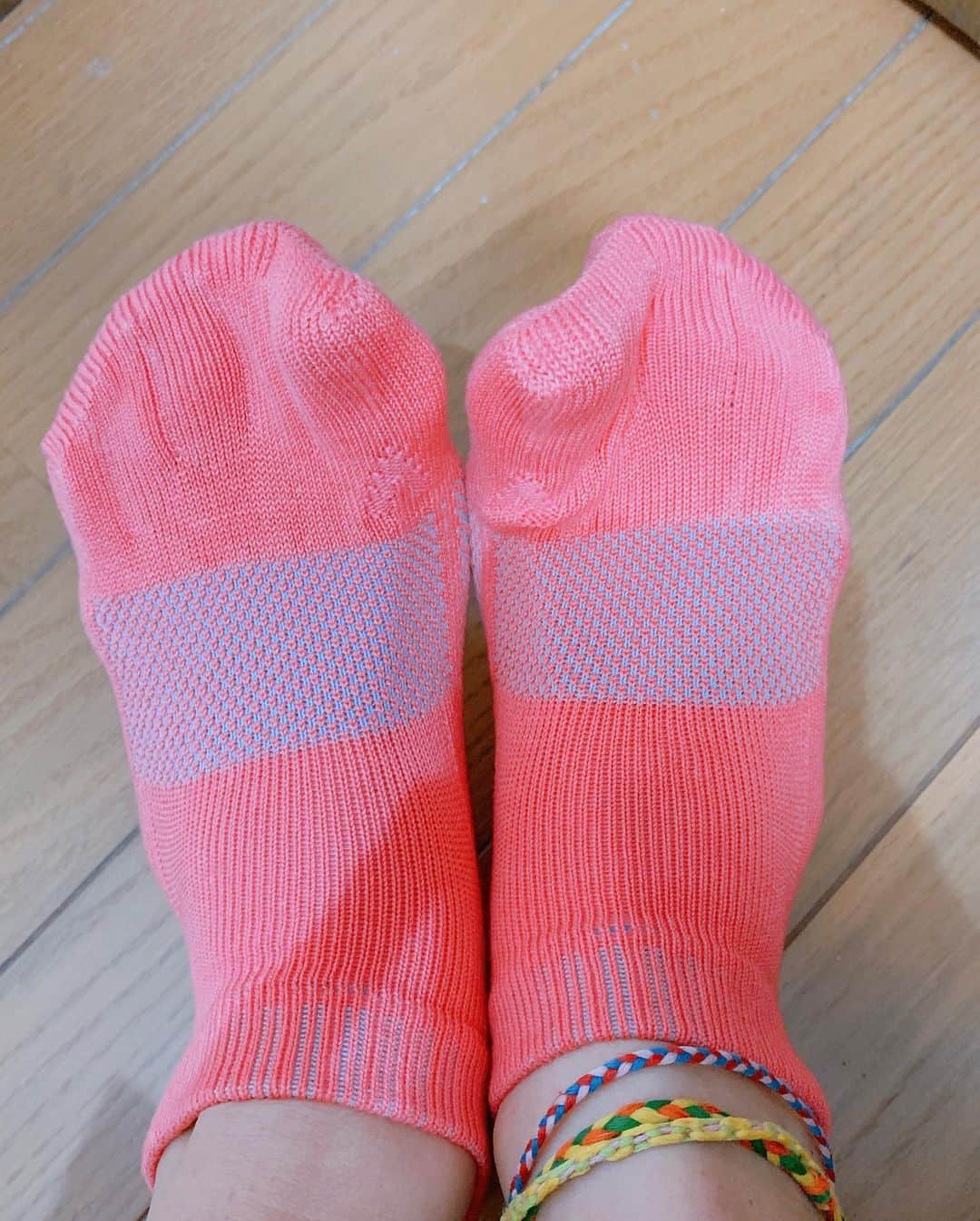 中里さや香さんのインスタグラム写真 - (中里さや香Instagram)「足をととのえるケアソクさん　@caresoku の靴下‼︎  ・ この靴下、履くだけで足トラブルを予防＋緩和してくれるんです😆  ・ カカト部分が凄く分厚くなっていて、クッションの役割をしてくれるから衝撃を和らげてくれるんです♪  後、足が凄く疲れにくいのでゴルフの時に、とても助かってます🥺❤️  ・ 中で5本指に分かれてるから指を全部使えてるって感じが凄く好き✨✨  ・ 靴下って毎日履くから続けられますよね☺️  ・ 毎日、立ち仕事してる方・スポーツされている方には勿論、足が痛くなったり疲れたりする方にオススメですー❤️❤️  ・ #ケアソク#ケアソクととのえる #ケアソクはじめます #caresoku#浮き指#巻き爪ケア#外反母趾予防#扁平足改善#足の疲れ解消#機能性ソックス#5本指ソックス #靴下#靴下女子#中里さや香 #socks #pr」12月5日 21時42分 - sayakashi1217