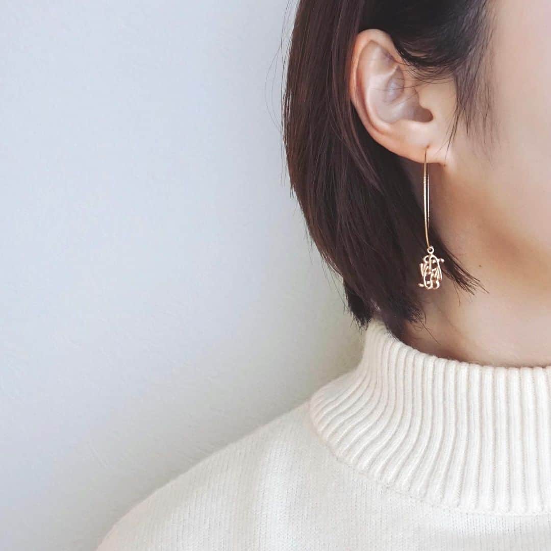 のインスタグラム：「顔周りにアクセントが欲しい時につける10金フープピアス。﻿ 華奢な線が上品で、存在感があるこのフープピアスがお気に入り！﻿ ﻿ ﻿ 10金なので汚れでくすんできたら貴金属の専用クロスで磨いてあげるとピカピカに戻ります✨﻿ 10金は変色しないので、ずーっと長く使えます😌😌﻿ ﻿ ﻿ ﻿ #jewelry_ume#ÜME#ユーミー#フープピアス#10金ピアス#シンプルコーデ」