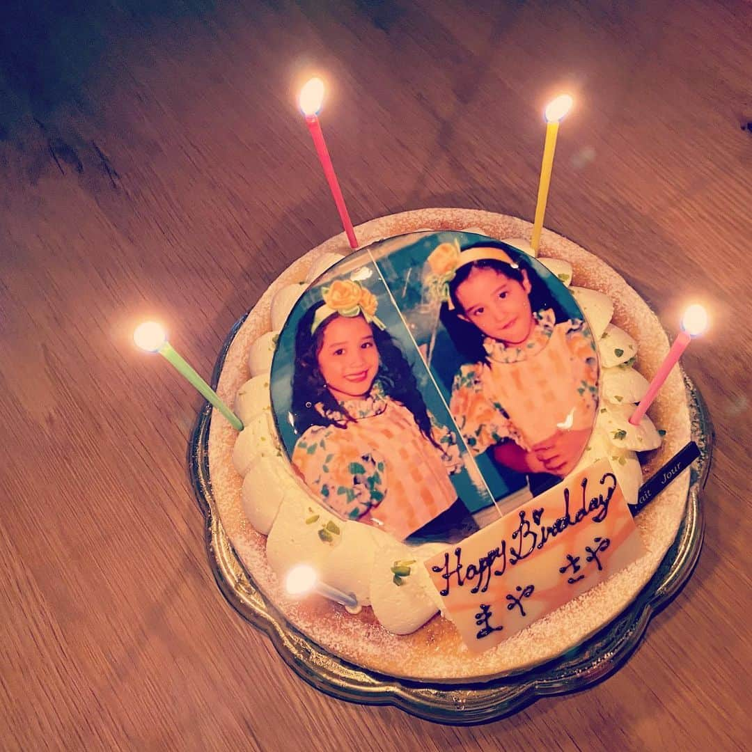 木村真野・紗野さんのインスタグラム写真 - (木村真野・紗野Instagram)「ハッピーバースデートゥーミー🎂✨👩🏻👩🏻‍🦰. . サプライズで仲間たちが家にお祝い来てくれました🐶🐻🦁🐮🐰🐨🐯. . .こんな世の中ではありますが、二度とない「今」も大切に♥️.  素敵なお花も届きました💐✨. お祝いのメッセージもどうもありがとう💕.  . #happybirthday #hd #お誕生日　#1205 #12月5日　#december #20201205 #感謝する日　#双子　#同じ誕生日　#twins #誕生日ケーキ　#イルフェジュール　#サプライズ　#今も大切に」12月5日 21時35分 - mayasaya_kimura