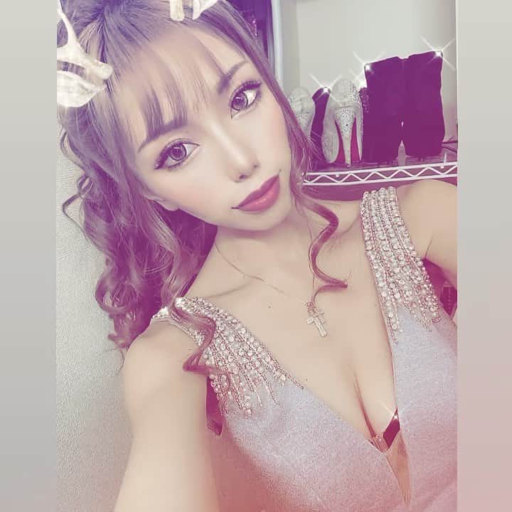 あゆかのインスタグラム：「昨日の！！ 今年もう終わってまう 歳取りたくないwww はい、メリークリスマス🎄  .  #千葉キャバクラ#千葉富士見キャバ嬢#千葉富士見町キャバ嬢#千葉富士見キャバクラ#arドレス#ジュエルズドレス#オンラインキャバクラ#ファッション好きな人と繋がりたい#ヘアメイク#お家スタイル#息してる？#followｍe4 #follow4like#followtrain」