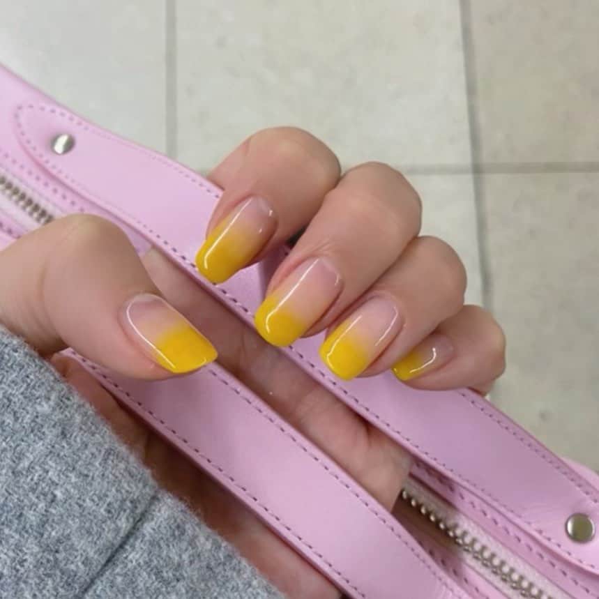 なかやまちえこのインスタグラム：「yellow.⠀ ⠀ Betty gel 2139ルーナ（廃盤）⠀ きまぐれピグメント 2502ルーナ（同じお色味です。）⠀ ⠀ #nail #nails #nailart #ネイル #美甲 #ネイルアート  #japanesenailart #manucure #japanesenails #manicurist #gelnails #أظافر #네일아트 #미용 #vẽmóng #ngườiđẹp  #เพ้นท์เล็บ #искусствоногтя #artedeuñas #เพ้นท์เล็บเจล #ジェルネイルデザイン #ネイルデザイン #senikuku #nagelkunst #ワンカラーネイル  #yellownails @mypanda.mypanda」