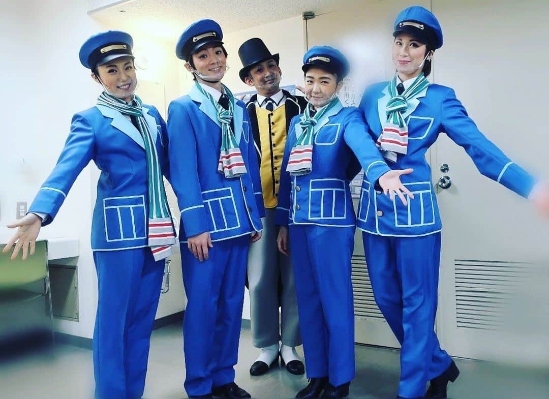 愛純もえりのインスタグラム：「トーマスカンパニー、今回も無事検査をクリアし、九州にお邪魔しております☺️  #福岡サンパレス では沢山の子どもたちが元気いっぱい(お口はチャック🤐)な姿を見せてくれて、とっても嬉しかったです❣️  今年からの新メンバー、 神澤直也くんを迎えクリスマスの千秋楽まで頑張るぞ💪  #明日は #北九州ソレイユホール  #きかんしゃトーマス #クリスマスコンサート #ソドー島のメリークリスマス」