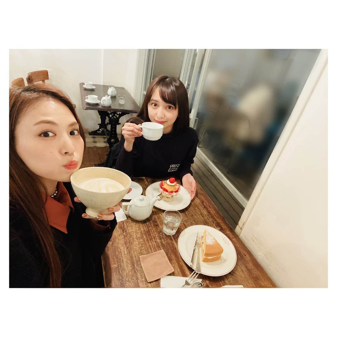 小宮有紗さんのインスタグラム写真 - (小宮有紗Instagram)「今日はあさみさんとランチから、カフェ、プリクラまで撮って貰い、盛りだくさんな一日になりました✨  会うといつも元気をくださるあさみさんは今日も太陽のようでした🌞✨ たくさんお話もできて大満足だったけど、肝心のスタイルブックを家に忘れてしまい渡せなかったのでまた早く会いたいです！  プリクラを撮るきっかけは完全にTシャツの文字ですが、 この記事の写真も普段の投稿も基本明るさしか変えてないからご安心ください😮」12月5日 21時40分 - arisakomiya_official