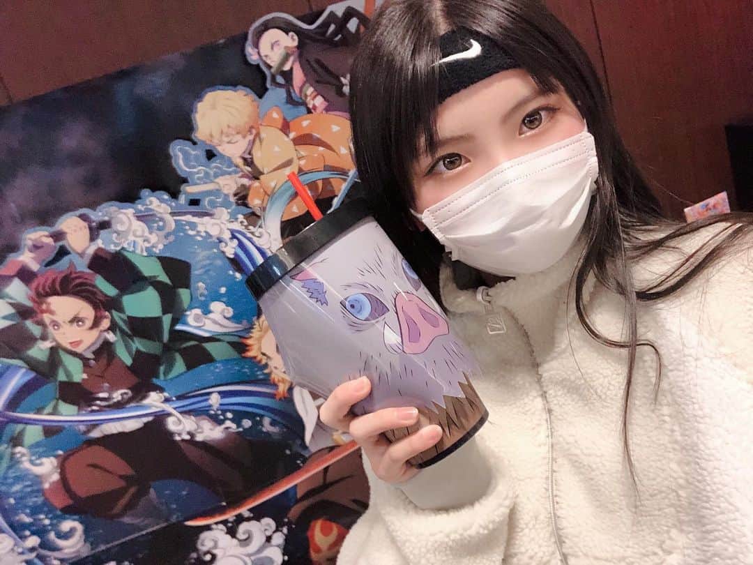 中野みやびのインスタグラム：「何度観ても感動するうう  #鬼滅 #鬼滅の刃 #kimetsunoyaiba #japan #映画 #anime #アニメ #ナイキ #nike #竈門炭治郎 #嘴平伊之助 #我妻善逸 #竈門禰豆子 #中野みやび #みやび #まま #泣いてた」