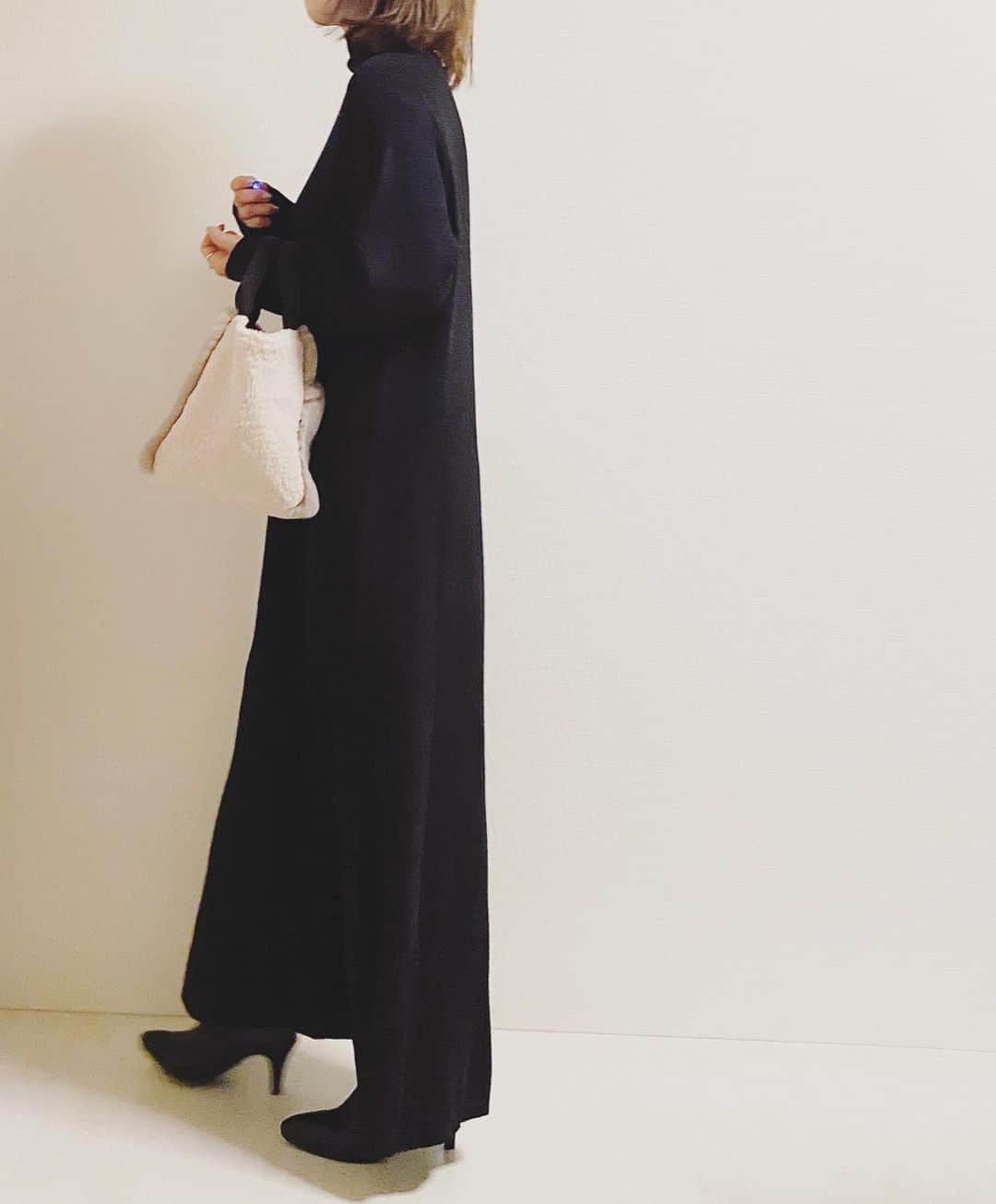 aiaiのインスタグラム：「❋❋❋❋❋  ワンピースは このぐらい長い方がやっぱり好き  @urs_official   #urs  #urs_official  #タートルネックロングフレアニットワンピース  #ニットワンピース  #ニットワンピースコーデ   ❋❋  ✭✭  コーデの詳細はブログに書いています ☟☟ http://s.ameblo.jp/aiai987654  #fashion#outfit#style#coordinate#instagood#ootd#pic#instapic#コーデ#コーディネート#スタイリング#プチプラコーデ#本日のコーデ#大人カジュアル#プチプラ  #カジュアル #アラフォー #アラフォーコーデ #アラフォーファッション#ブラックコーデ #ブラック #ワンピース #ワンピースコーデ」