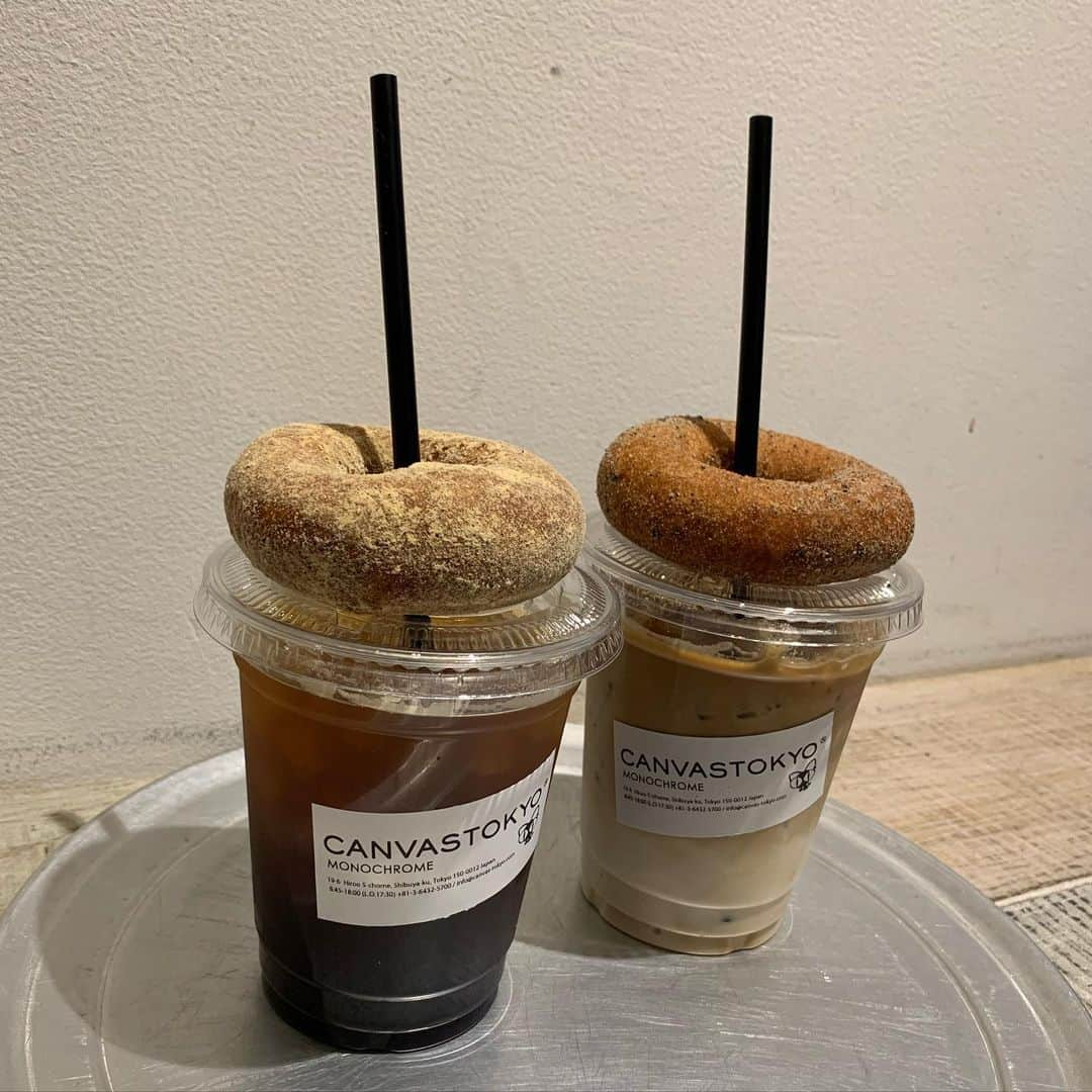 LUNAさんのインスタグラム写真 - (LUNAInstagram)「@canvas_tokyo . . ずっと行きたかったドーナツ&ドリンクスタンド🥤 . ドーナツがもちもちしてて美味しかった🤤🤎麻布十番のnicoドーナツで大豆や雑穀を使って原材料にこだわっているヘルシードーナツだそうです🍩雨だったけどカフェ行って気分上がりました🥳. . . #広尾カフェ #catstagram #cafe #coffee #coffeetime #canvastokyo #東京カフェ #恵比寿カフェ #カフェ #カフェ巡り #カフェスタグラム #カフェ部 #カフェ活 #カフェラテ #ドーナツ #ヘルシーおやつ #コーヒー」12月5日 21時46分 - luna_0229