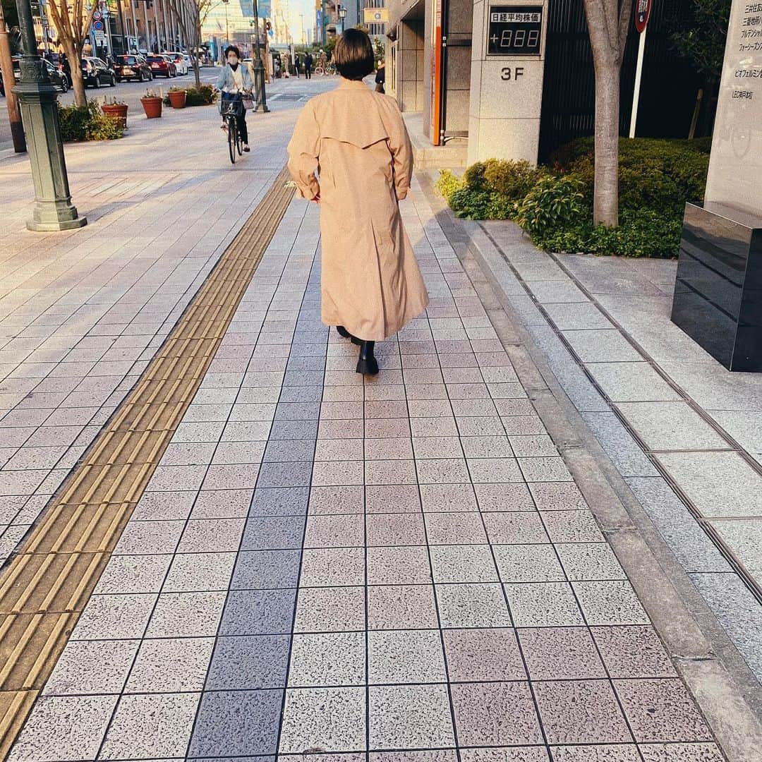 i_am_romikoのインスタグラム：「当時は丈が長くてあまり着なかったトレンチも 今年は気分❤︎ 流行り物より長く着たいと思うお洋服に出会いたい！！  #ootd #vintege🇬🇧」