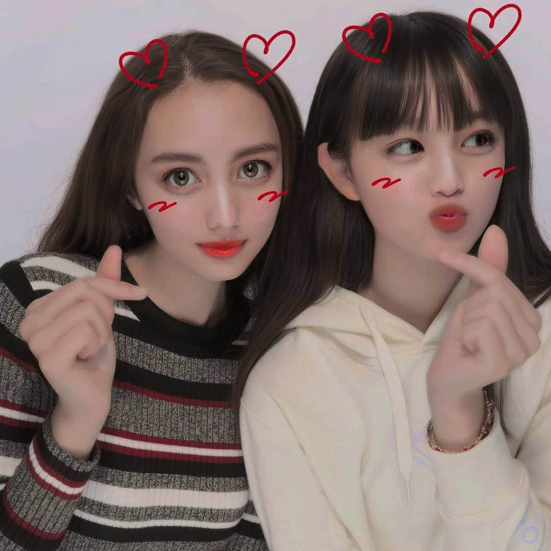 丸本凛のインスタグラム：「Happyよりもはっぴーな一日🦄🦩 人生初のアイススケートをしました〜🧊🎿えれたんがずっと手を繋いで一緒に滑ってくれました!笑 #プリクラ#韓国プリクラ#指ハート#エリンギ#土方エレナ#丸本凛#photooftheday#instagood」