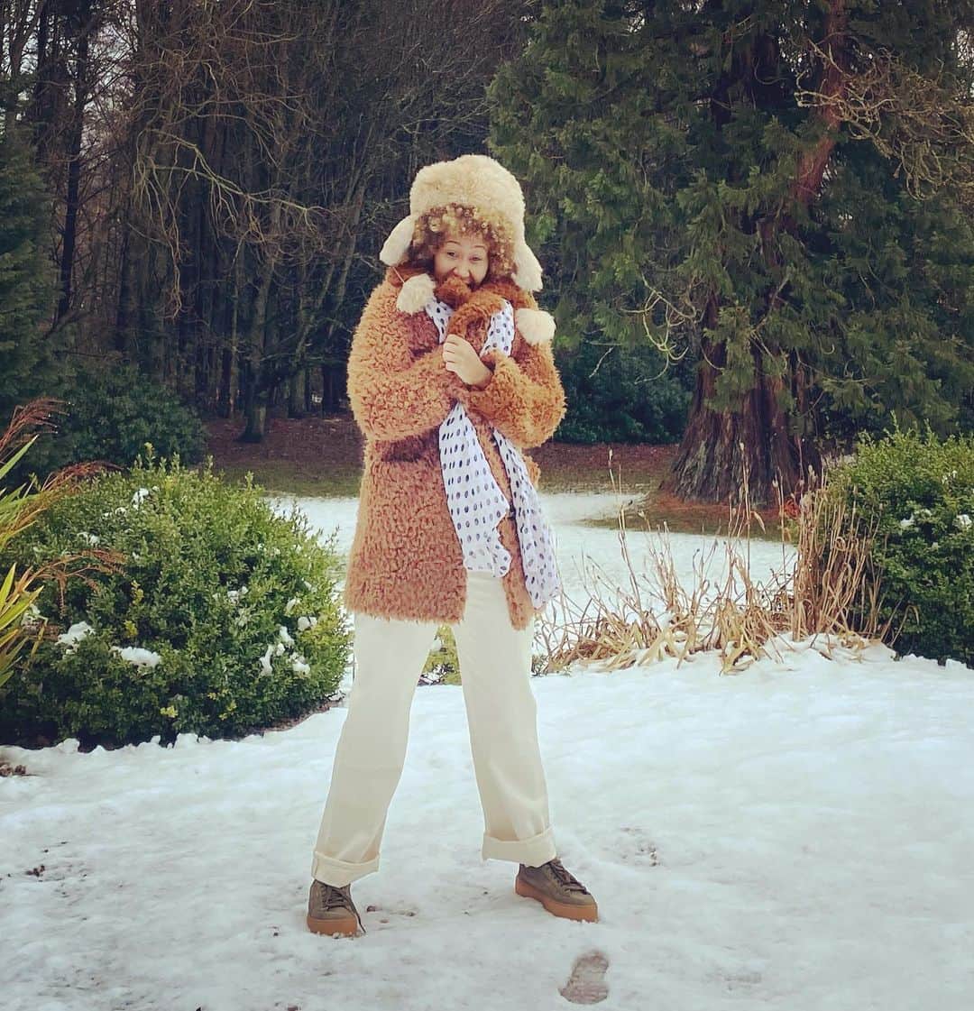 Emeli Sandéのインスタグラム：「Cold hands warm heart ❄️💛」