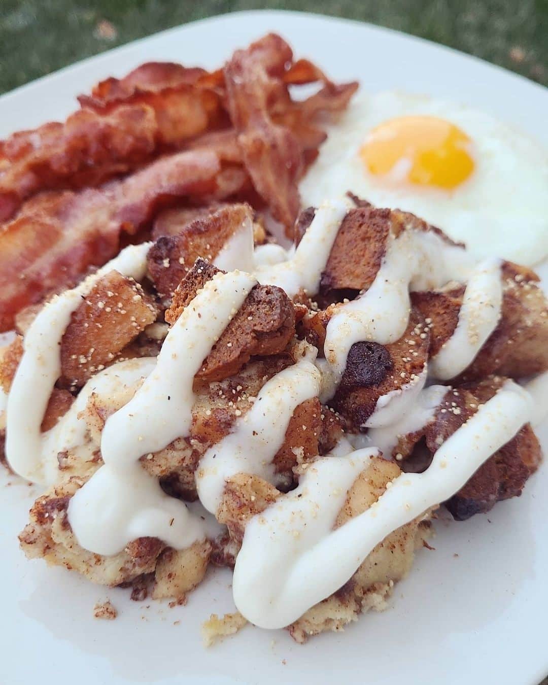 Flavorgod Seasoningsさんのインスタグラム写真 - (Flavorgod SeasoningsInstagram)「KETO CINNAMON ROLL CASSEROLE 🥓 by @lowkarbkhaleesi Topped with Flavor God Buttery Cinnamon Roll⁠ .⁠ Add delicious flavors to your meals!⬇️⁠ Click link in the bio -> @flavorgod  www.flavorgod.com⁠ -⁠ All the flavor without having to roll any dough! This dish would be perfect for #ChristmasMorning 🎄 Assemble the night before and when you wake up it's ready to bake⁠ .⁠ .⁠ 1 loaf low carb bread** (approximately 4 cups cubed)⁠ 4 Tbsp butter, softened⁠ 1 Tbsp cinnamon⁠ 1/2 cup So Nourished granular sweetener (💥 10% off link in bio)⁠ 3 eggs⁠ 1/2 cup unsweetened vanilla almond milk⁠ 1/2 cup heavy cream⁠ 1/2 tsp vanilla⁠ pinch of salt⁠ 1 tsp Flavor God buttery cinnamon roll⁠ ▪︎▪︎▪︎⁠ Frosting:⁠ 8 oz Philadelphia cream cheese, softened⁠ 1 cup So Nourished powdered sweetener (💥 10% off link in bio)⁠ 1/4 cup unsweetened vanilla almond milk⁠ ▪︎▪︎▪︎⁠ 🍥 Cut bread into 1 inch cubes. Mix together butter, granular sweetener, and cinnamon until it turns into a wet sandy texture⁠ 🍥 Place 2 cups bread cubes into a greased 9x9 baking dish. Top with half the cinnamon mixture. Layer the remaining bread cubes and cinnamon mixture on top⁠ 🍥 Whisk together eggs, unsweetened vanilla almond milk, heavy cream, vanilla, salt, and buttery cinnamon roll. Pour evenly over bread cubes⁠ 🍥 Let sit in the fridge for at least 6-8 hours. Bake at 375° for 35-40 minutes or until golden brown. Let cool for 10 minutes⁠ 🍥 Beat together cream cheese, powdered sweetener, and almond milk. Spread on top of casserole and serve!⁠ -⁠ Flavor God Seasonings are:⁠ 💥ZERO CALORIES PER SERVING⁠ 🔥0 SUGAR PER SERVING ⁠ 💥GLUTEN FREE⁠ 🔥KETO FRIENDLY⁠ 💥PALEO FRIENDLY⁠」12月5日 22時01分 - flavorgod