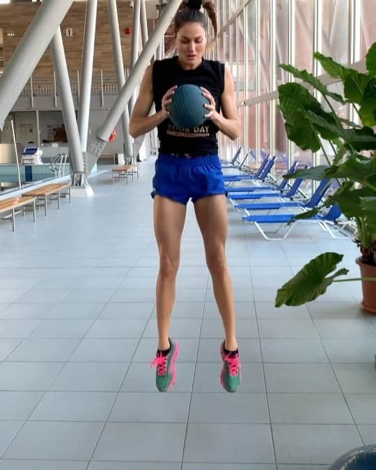 ズザンナ・ヤカボスのインスタグラム：「upsz 🤭 . . . . . #workoutoftheday #workoutmotivation #medballworkout #medballslams #medballfail #oops #ohno #instacoffee #coffeeofinstagram #hellenergy #reklám #promóció #energycoffee #slimlatte #getfit #getoffthecouch #stayfitdontquit #jumping」