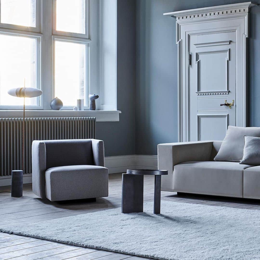 eilersenのインスタグラム：「Born a classic. Named after its expression. Clean lines and uncomplicated elegance make Baseline an obvious starting point for the interior decoration of your living room. Baseline is the epitome of quality, comfort, and classic design.⁠⠀ •⁠⠀ •⁠⠀ •⁠⠀ #eilersen #baseline #eilersenfurniture #myeilersen #interiordesign #homedecor #sofa #danishdesign #inredning #finahem #interiorlovers #interiordesign #modernliving #minimalism #nordiskehjem #nordicinspiration #nordicliving #craftsmanship #luxurylifestyle #boligindretning #designinterior #livingroominspo #boliginspiration #softminimalism #hemindredning #schönerwohnen #nordicminimalism」