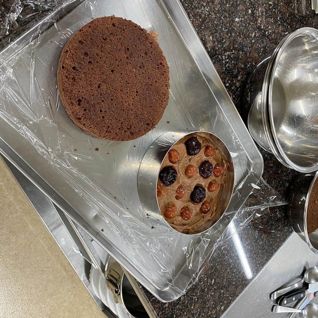 札幌ベルエポック製菓調理専門学校【公式】さんのインスタグラム写真 - (札幌ベルエポック製菓調理専門学校【公式】Instagram)「製菓・製パン・ショコラ科2年生 内澤先生の授業👨‍🍳  🔸フォレノワール 🔸ボンボンショコラ 🔸トリュフ  Forêt Noirフォレノワールとは フランス語🇫🇷で 「黒い森」という意味。 ドイツの特産品さくらんぼ🍒を 使用したチョコレートケーキです😊 ココアを使ったスポンジ、 生クリームの上に、削った チョコレートが飾られています💖  #ベルエポック  #おでかけ授業 #特別授業 #業界直結 #プロから学ぶ #本物 #学び #製菓  #調理  #カフェ  #製菓調理専門学校ベルエポック #衛生管理  #食材教育 #札幌ベルエポック製菓調理専門学校 #いろいろな体験と #たくさんの出逢い #可能性が広がる #ベルエポック #学ぶ #身につく #技術 #スイーツ #sweets #instagram」12月5日 21時57分 - belle_foods