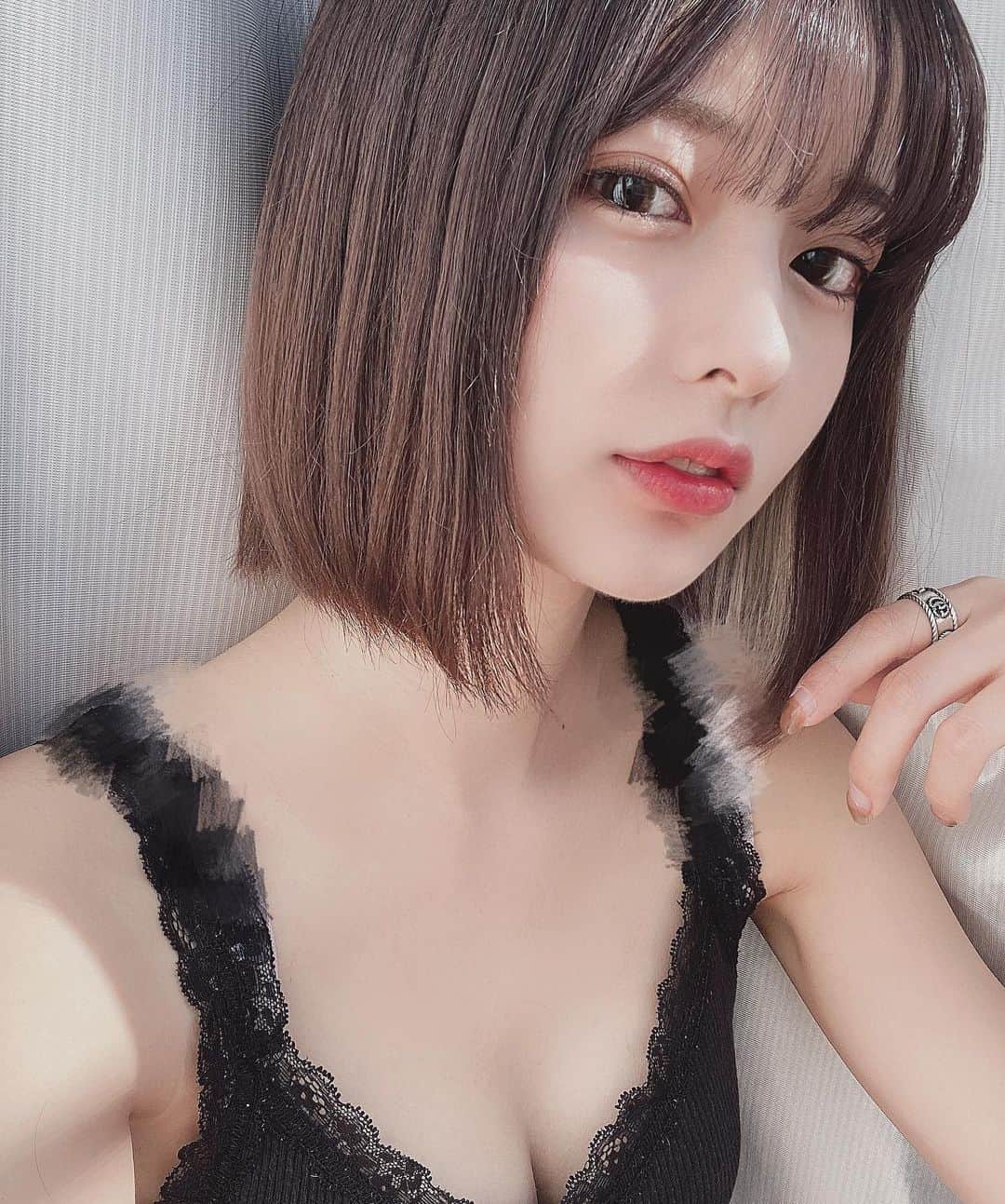 sarimaru(国木田さりまる)のインスタグラム：「髪の毛が色落ちしてしまっている👶🏻 ファンの子から貰ったリップとプレゼントでもらったリップ両方重ねて塗ったの💭 この日は久しぶりに天気が良かったので自然光浴びていた〜(暖房つけてた)」