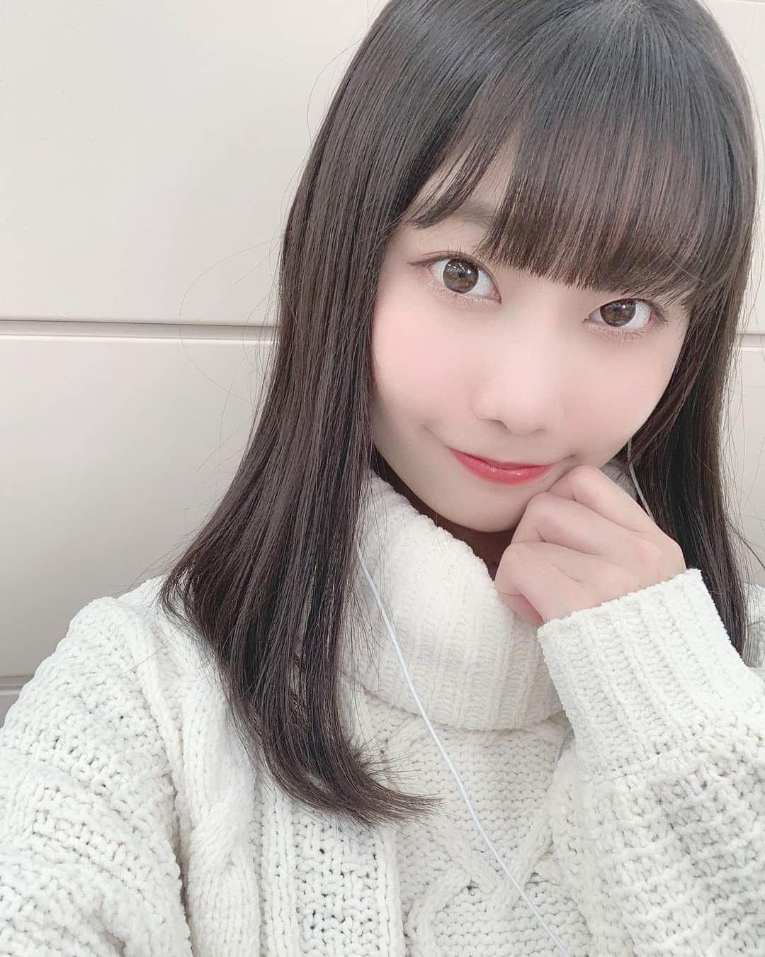 木﨑千聖のインスタグラム：「.﻿ ﻿ 内巻き × 白ニット ☃️﻿ ストレートヘア好評で嬉しかったよ 〜﻿ ﻿ 今日で2期生・2期生アンダー デビュー2周年 💐﻿ いつも応援してくれて本当にありがとう！^_^﻿ ﻿ 3年目もよろしくお願いします 🎠 ❤︎﻿ ﻿ ﻿ #内巻き #ストレートヘア #白ニット #hairstyle #hair #knit  #instagood #アイドル #ラストアイドル #木﨑千聖」