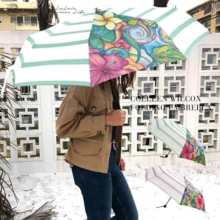 ラレイアのインスタグラム：「🌴 急は雨にも大活躍！ Colleen Wilcoxのアートデザイン折りたたみ傘が今だけスーパーSALEで2,500円+taxに😍✨ ・ しかもスーパーSALE期間中使えるお得なクーポンも配布中☺️💕 ・ ぜひお見逃しなく🧡 ・ ・ ・ ---La Leia Precious Life(ラレイア)--- @laleia_official ・ 楽天市場店 https://www.rakuten.co.jp/laleia-p-life/ ・ ・ ・ #art#hawaii#aloha#surf#beach#laleia#ハワイ#フォトジェニック#インスタ映え#インスタ女子#アロハ#ビーチ#海を感じる雑貨#ラレイア#アート#ビーチガール#サーフスタイル#大人カジュアル#コリーンウィルコックス#ギフト#プレゼント#楽天スーパーセール #楽天 #colleenwilcox #折りたたみ傘」