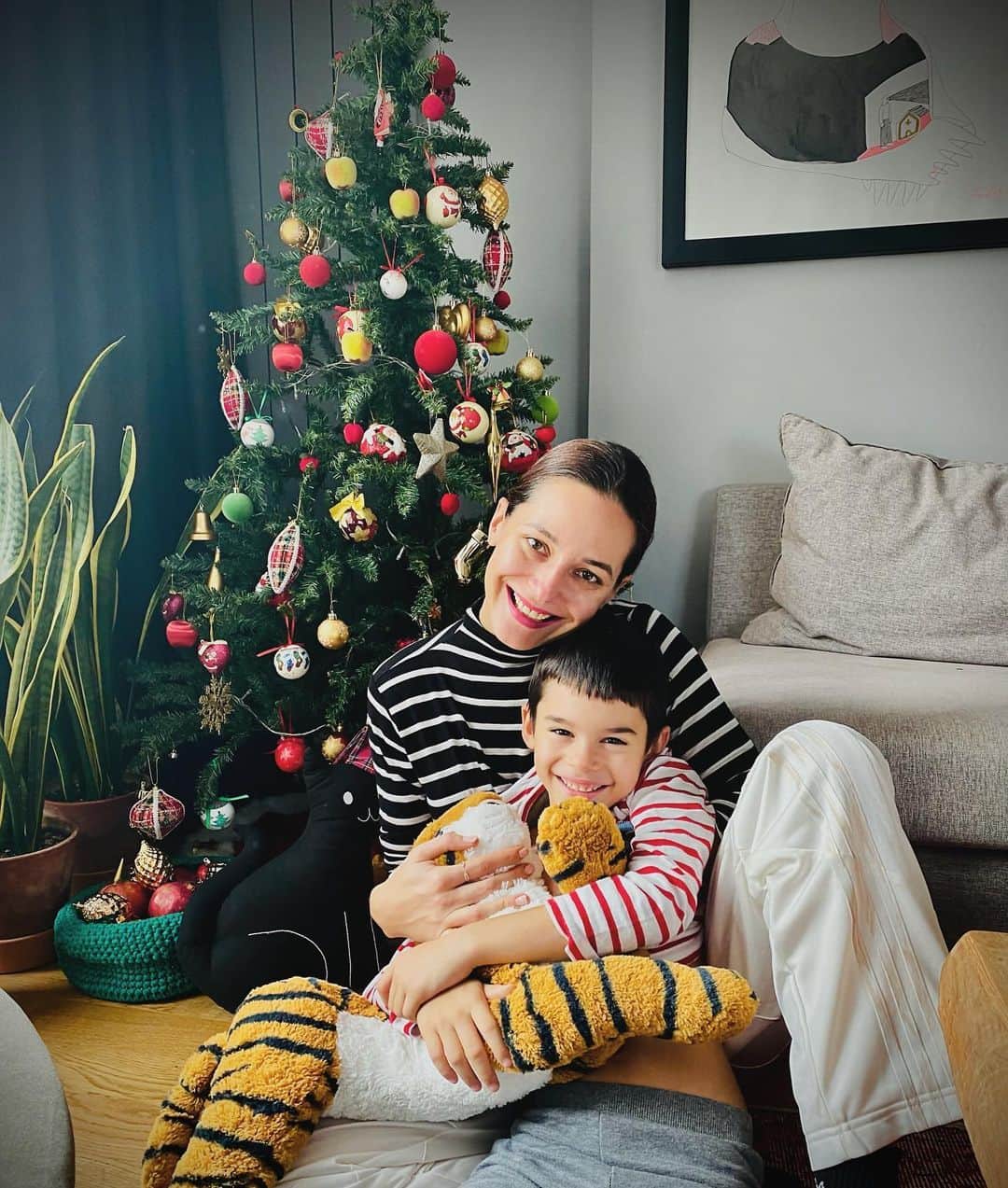 Sedef Avciのインスタグラム：「Erkenden kurduk ağacımızı🎄 .Dileklerimizi astık ağaca🎄.Sevdiklerimize sağlık diledik önce sonra huzur ve mutluluk.🎄Bu günleri unutturacak bir yıl diledik.🎄Çünkü biliyoruz ki önce istemek lazım birseyi.🎄İsteyelim olsun tüm dileklerimiz yeni yılda sağlıkla...🎄」