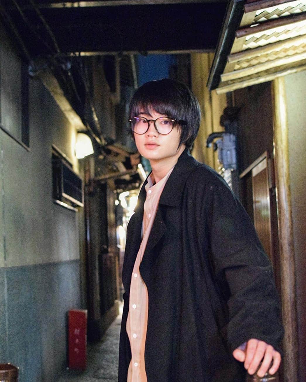 外山将平のインスタグラム：「白い息がでる気温になりましたね😖 チャンスを掴み取れるように 日々頑張ります。  photo by:key #作品撮り #ノーセット #photooftheday#camera#portrait#model#外山将平#役者#俳優#今日の外山#ootd#Nikon#一重 #写真#撮影#カメラ#ポートレート#ファインダー越しの私の世界#カメラ好きな人と繋がりたい#黒髪#メガネ男子#秋#autumn#fashion#被写体#モデル#男の子 #京都#京都観光#ロケ」