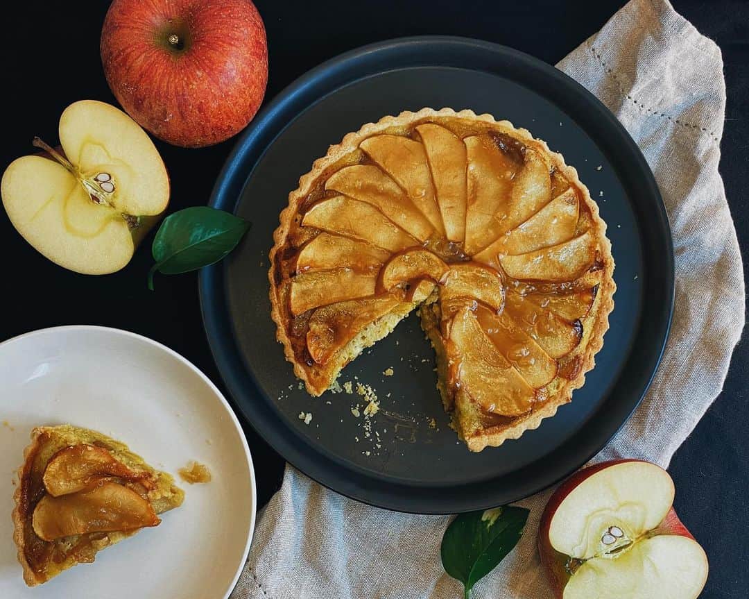 Fabiolla Takinamiのインスタグラム：「毎年12月はアップルパイを焼き続けてかれこれ何年たったかな？☺️🍎  去年からパイではなく、 友人にタルトレシピを教えてもらって今年もタルトにします✨🥧 少しアレンジをきかせて グルテンフリーにしたけど まだまだ試作中🙁💭  クリスマスまでに美味しいのが出来たらいいな☺️🍎🥧  #アップルタルト#クリスマス#グルテンフリー#りんご#アップルスイーツ#fabis_cooking#cooking」