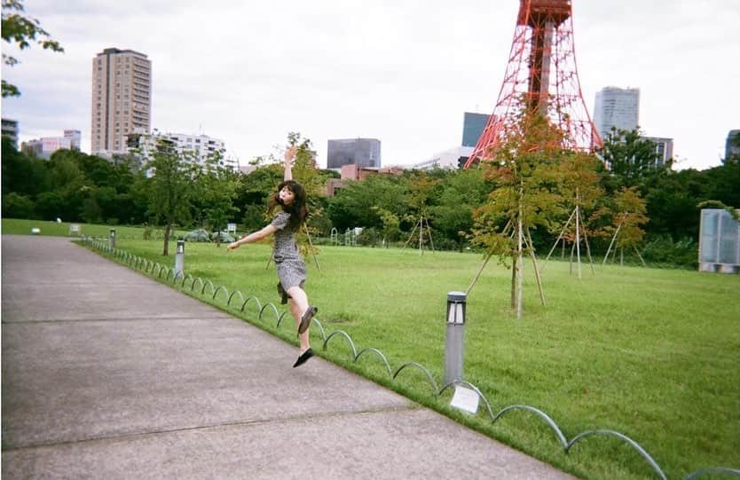 松岡茉優　ファンアカウントのインスタグラム：「. 無事初日を迎えられたみたいで😭😭 茉優ちゃんが東京タワーの写真をポストしてたから思わず3年前の東京タワーショットも♥️ˊ˗ . #松岡茉優#23階の笑い#三谷幸喜#瀬戸康史 #かっこいい#かわいい#2020#女優#俳優#東京タワーアイドル#モデル#映画#ドラマ#CM#アニメ#日本#Japan#cute#smile#instagood #beautiful#happy#love#おすすめ#いいね#Instagram#Twitter#茉優ちゃん823」