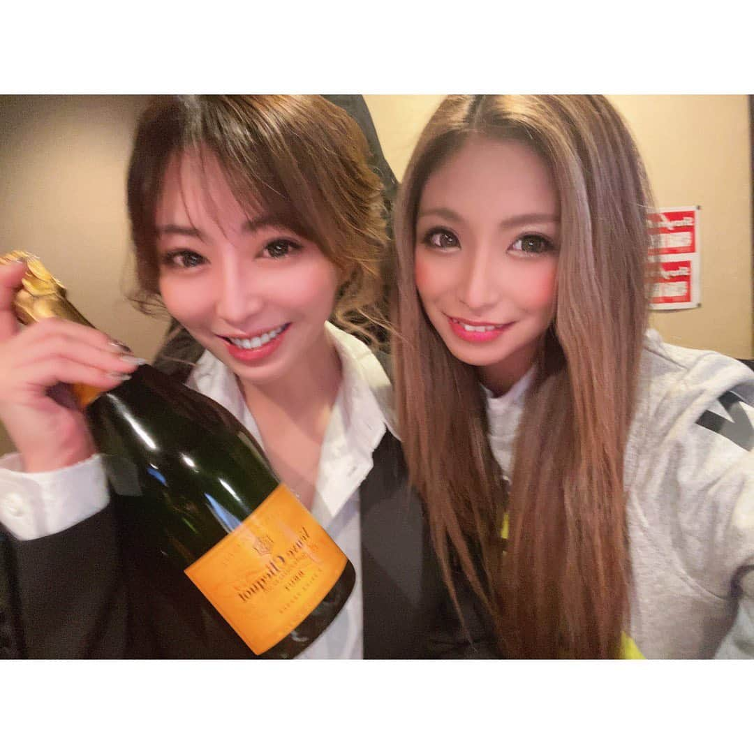 月瀬のあさんのインスタグラム写真 - (月瀬のあInstagram)「だいすき瀧谷ぱいせん🥰🥰 久々会っても相変わらずの可愛さでした🙇‍♀️💓 出勤してまーーす🧚🏼‍♀️✨ 魔のご時世の魔の週末😈 今日も元気にがんばろ〜〜っ！！！ . #月瀬のあ#バルセロナ#バルセロナグループ#barcelona #touri#桃李#ニュークラブ#キャバクラ#ホステス#キャバ嬢 #北海道#札幌#さっぽろ#すすきの#ススキノ #東京#歌舞伎町#大阪#北新地#名古屋#錦#仙台#福岡#中洲#followme#likeforlikes#l4l#followforfollow#f4f#いいね返し」12月5日 22時10分 - amon_noa.tsukise