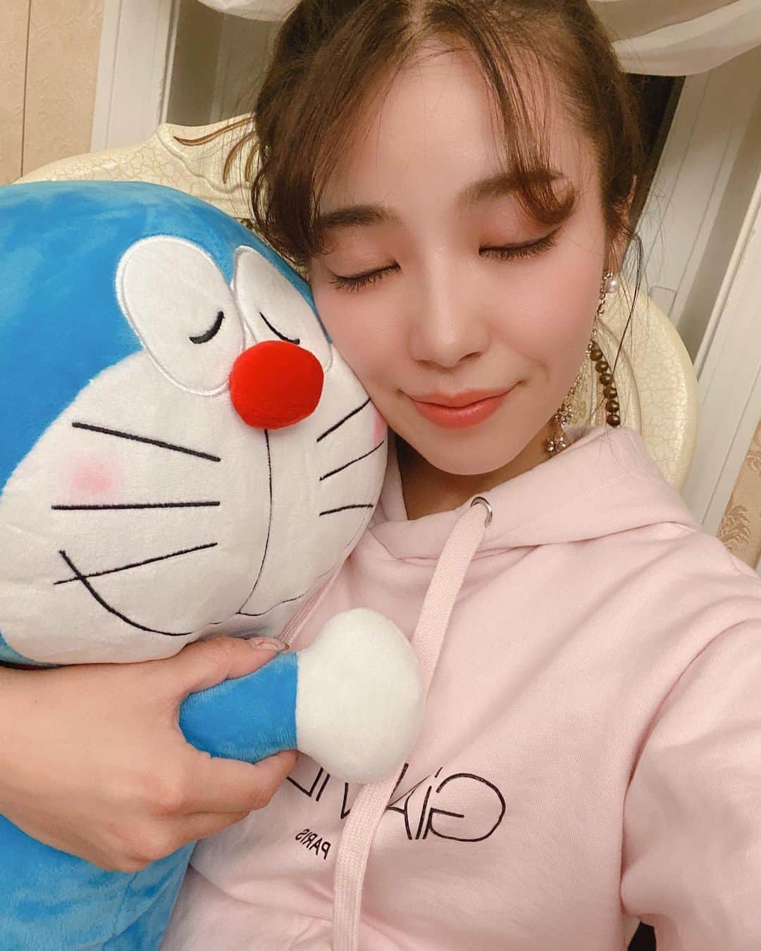 のインスタグラム：「ドラえもんが大好きです💙 ・ 小さい頃ドラえもんがいたらいいなあって何度思ったことか🥺 ドラえもんの道具じゃなくて ドラえもんとお友達になりたくて🥺 ・ 新しい映画も楽しかった🎬💖 おばあちゃんも大好きだけど👵 ドラえもんとのび太くんの友情に泣けた😢 ・ ・ ・ ・ #ドラえもん #ドラえもん好きな人と繋がりたい  #ドラえもんグッズ  #タイム風呂敷 #ドラえもん大好き  #standbymeドラえもん2」