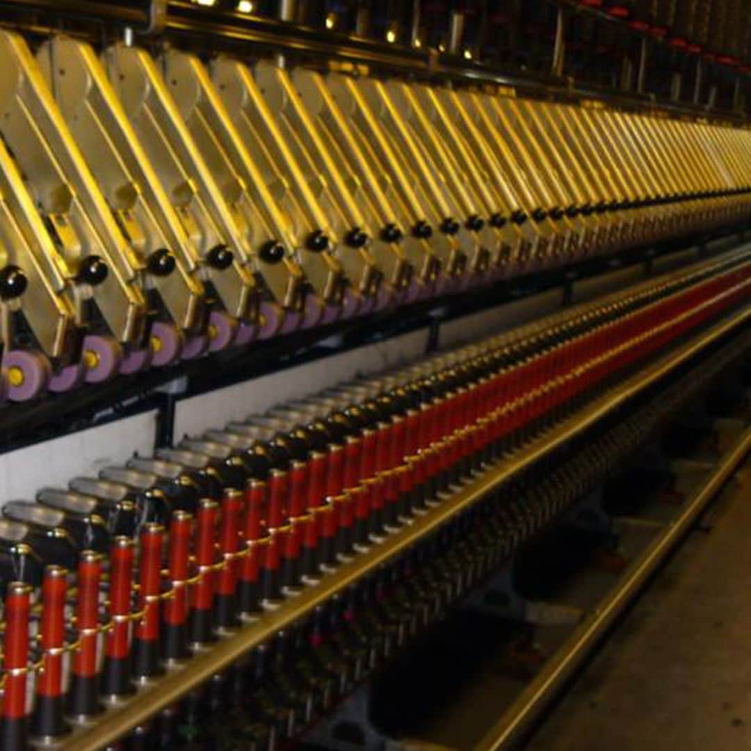 ドーメルさんのインスタグラム写真 - (ドーメルInstagram)「Spinning is done by straightening the fibres, before simultaneously pulling and twisting.⁣ ⁣ .⁣ .⁣ .⁣ #rawmaterial #production #productionprocess #wool #fibre #luxurycloth」12月5日 22時12分 - dormeuil1842